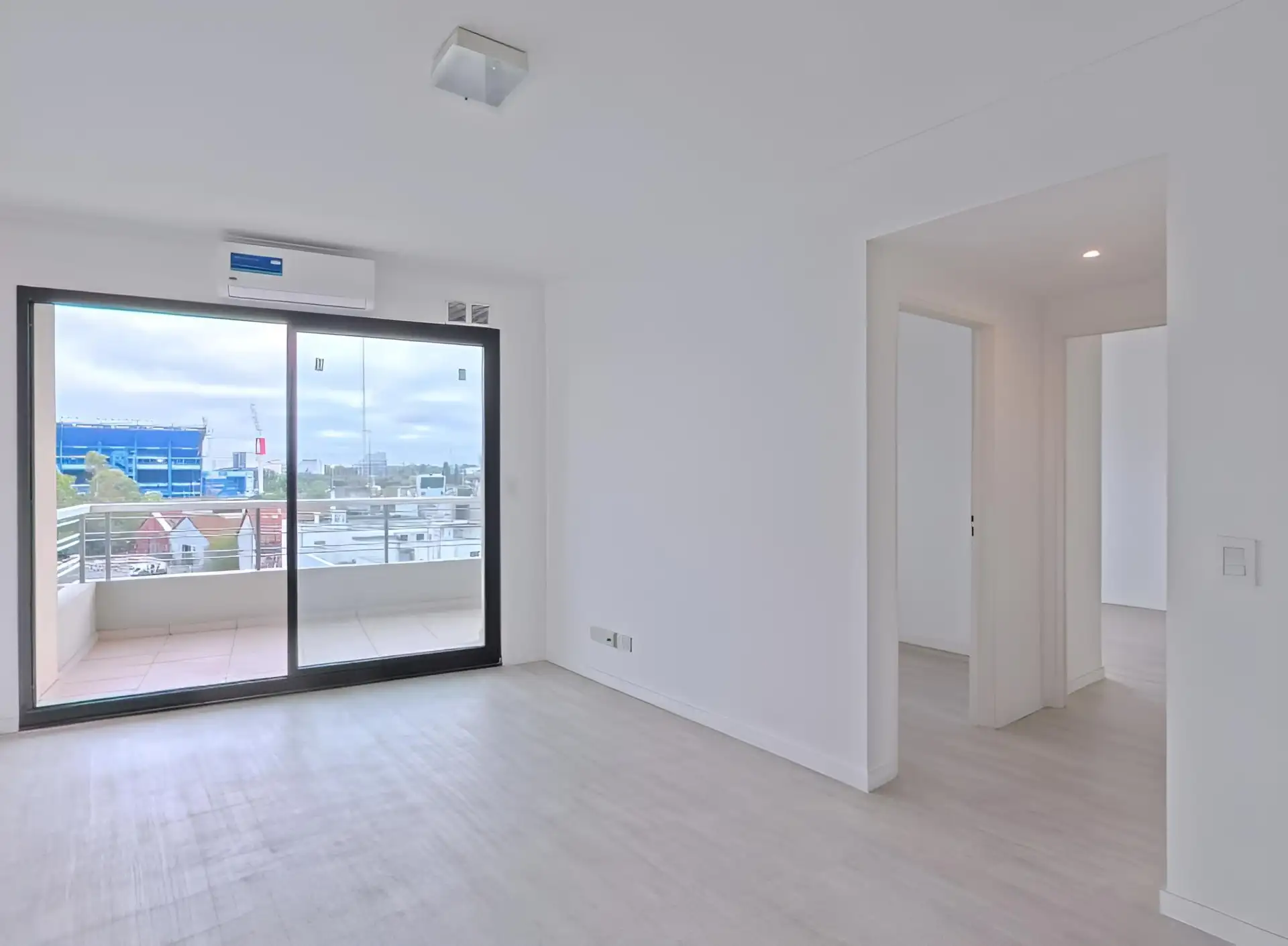 Apartamento de três ambientes novo em Liniers