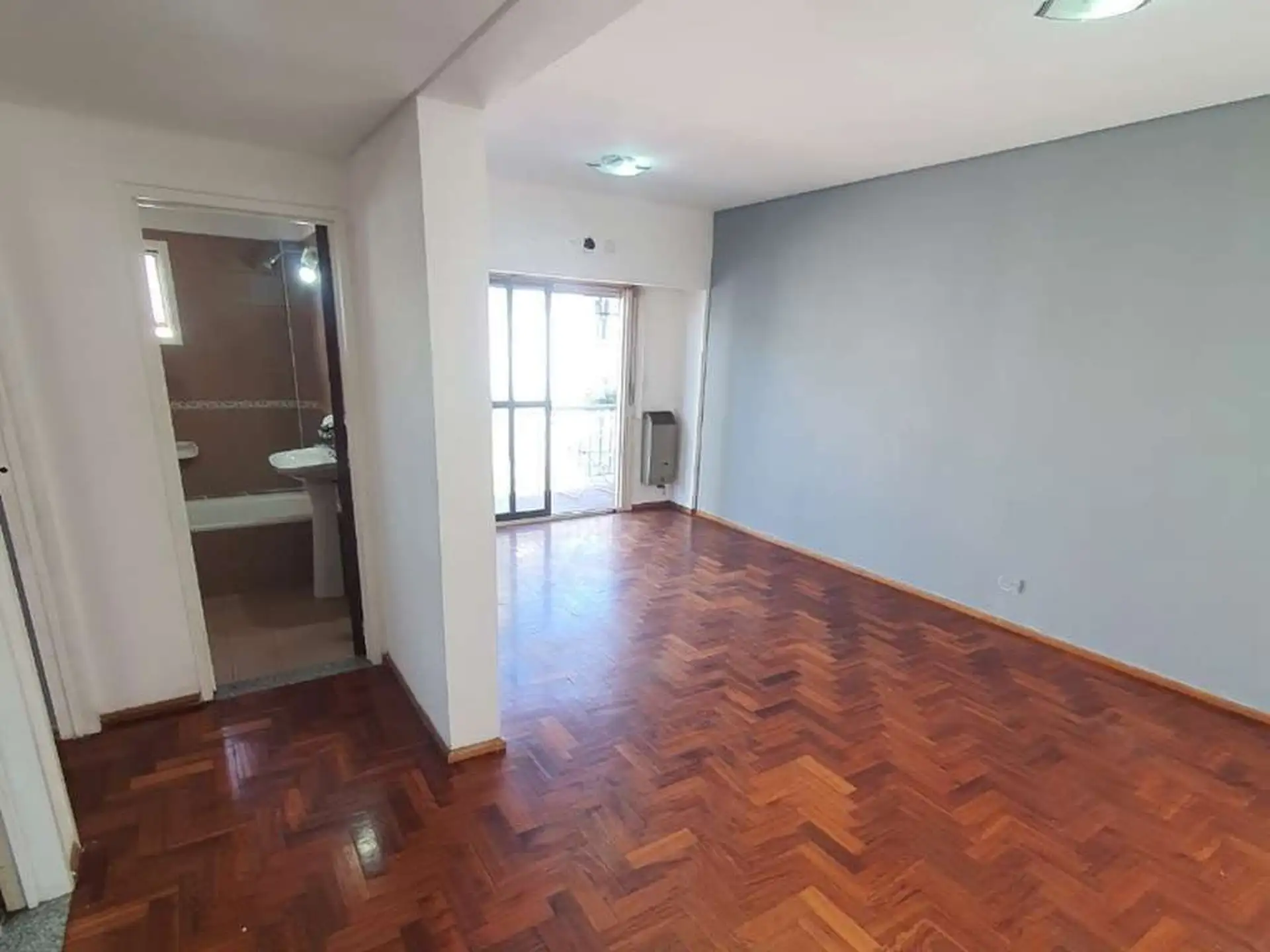 Apartamento de um quarto (kitnet) em semipiso em Villa Luro