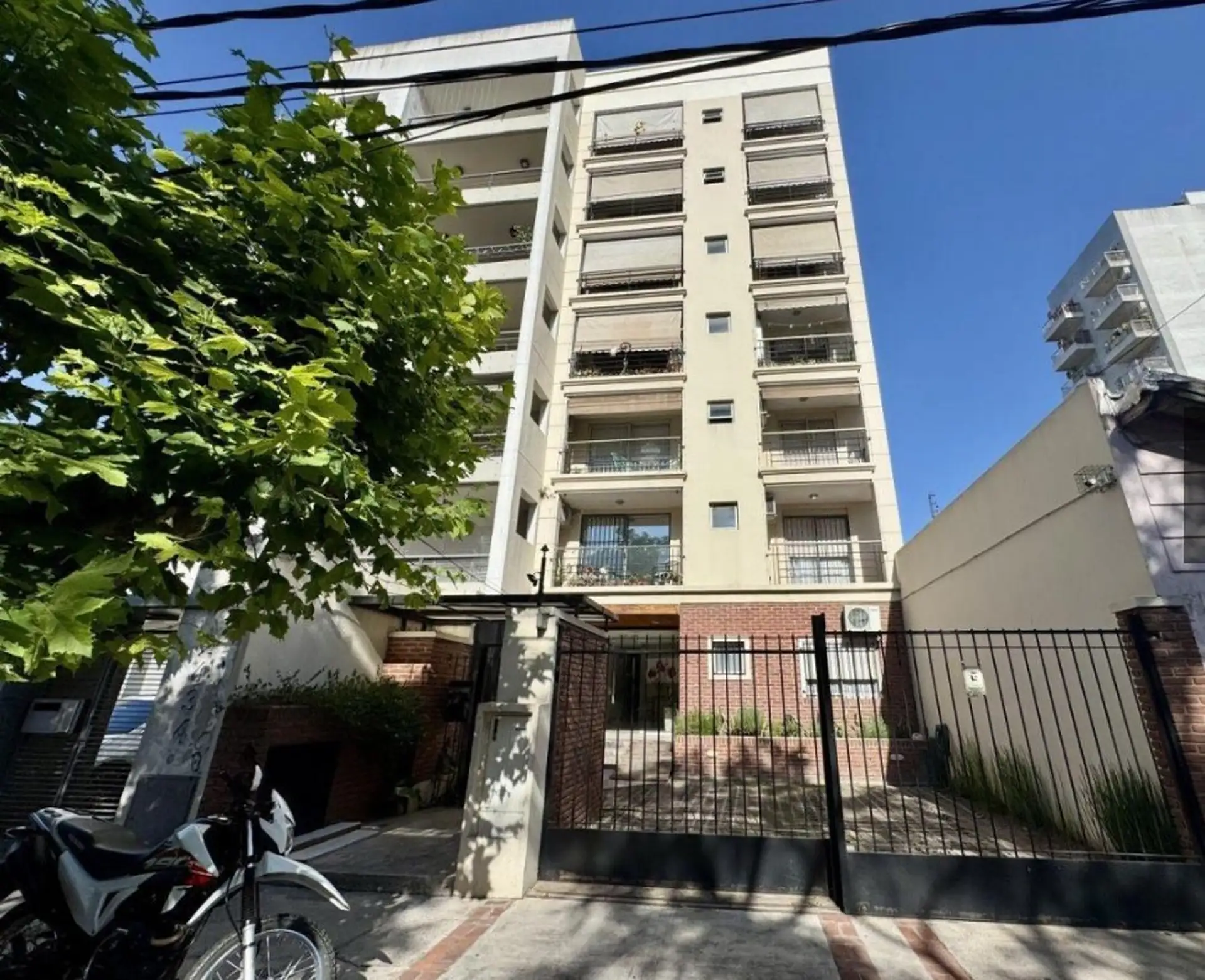 Apartamento de dois ambientes com varanda em Caseros