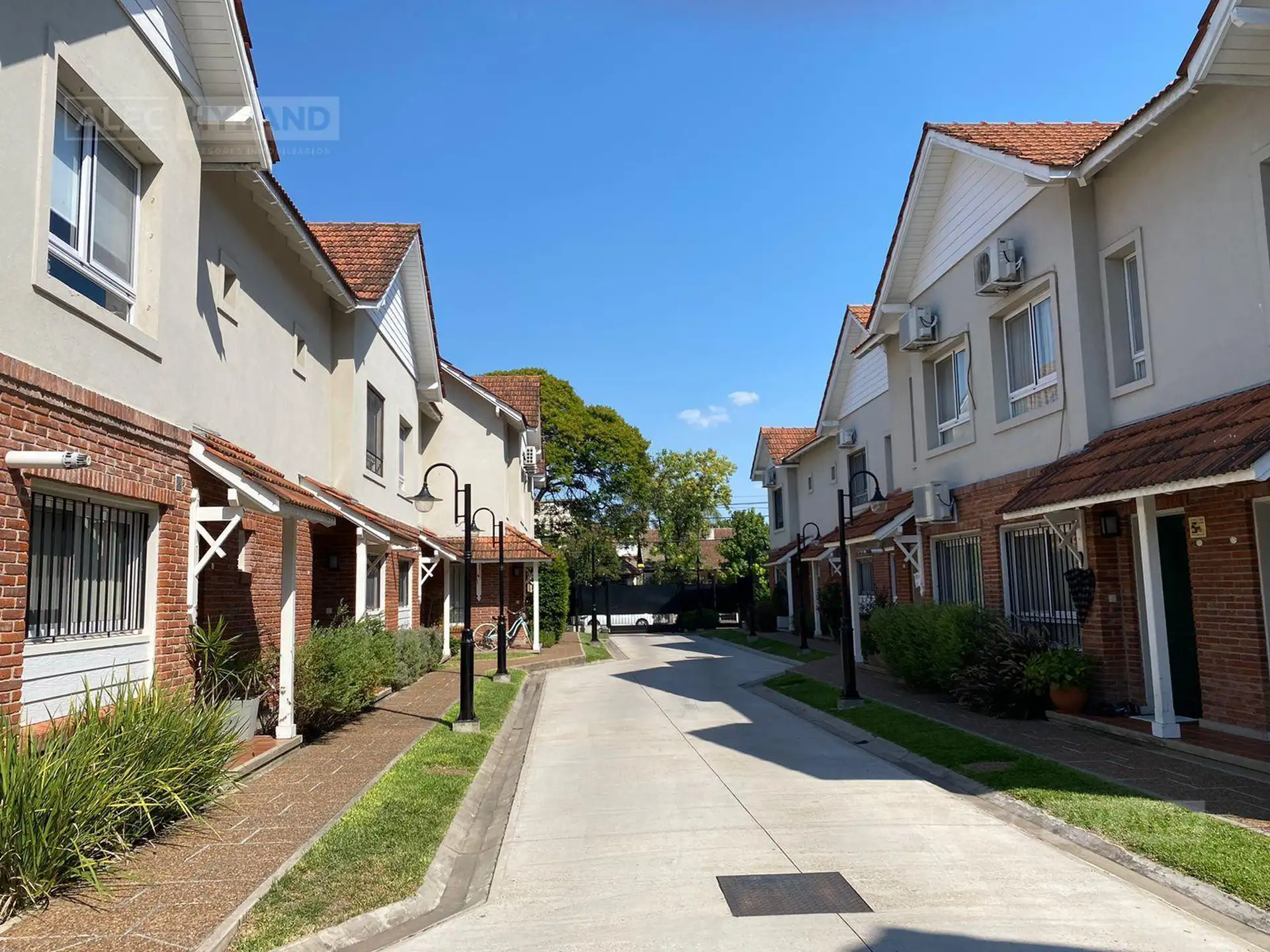 Triplex for rent in Victoria (San Fernando)