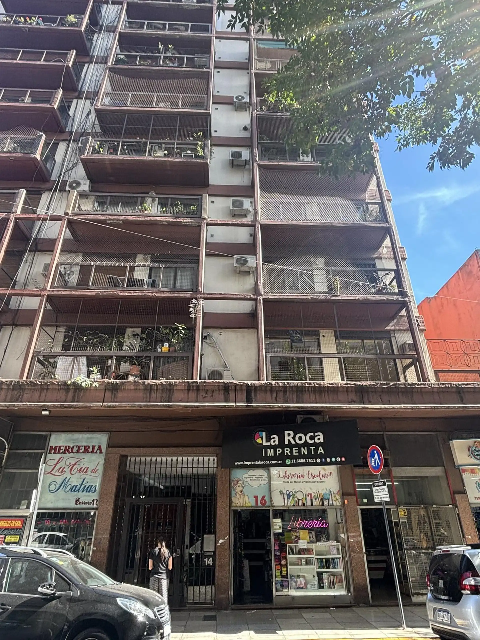 Departamento de 3 ambientes al frente con balcón y patio en Flores
