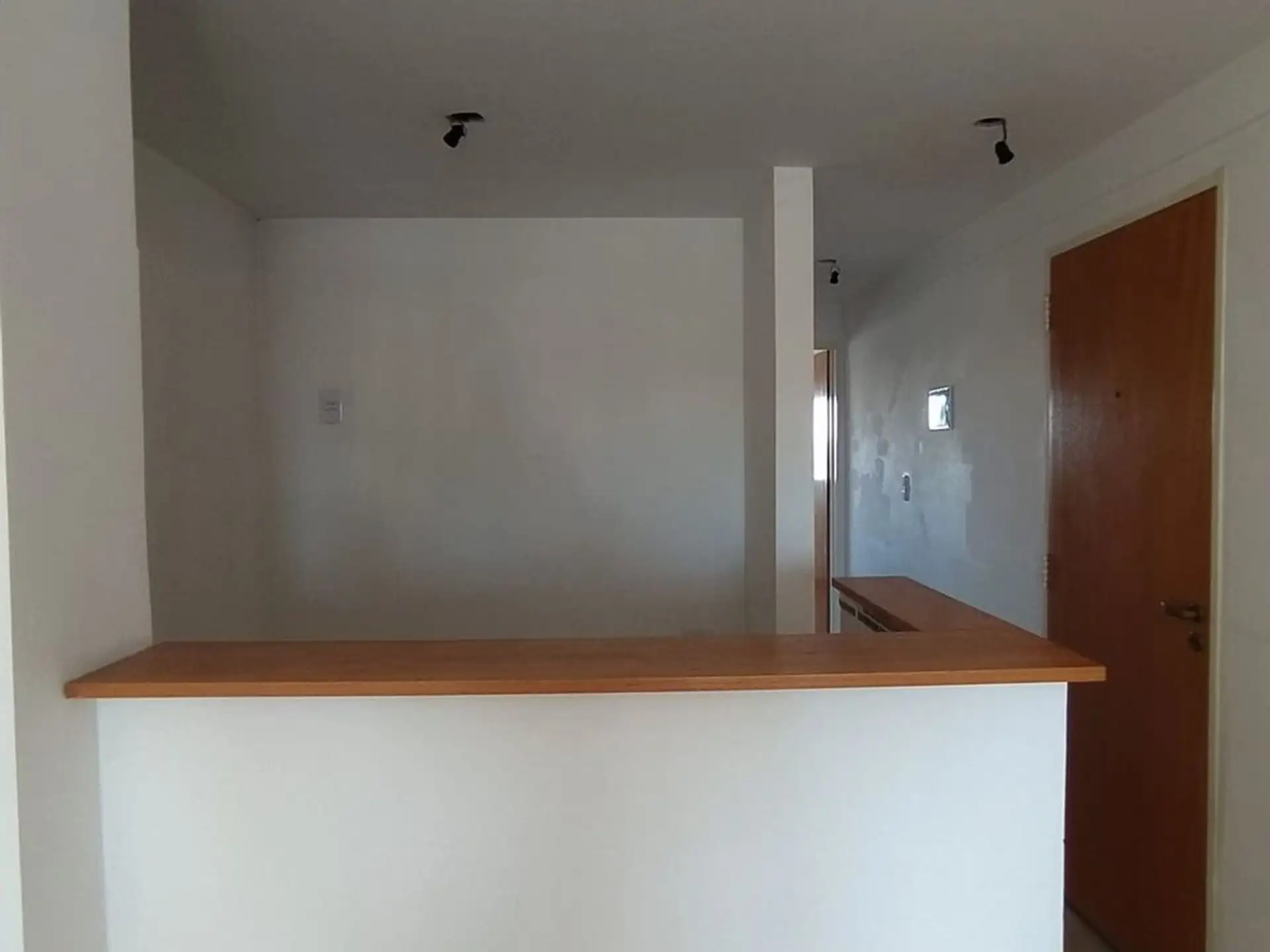 Departamento de 1 dormitorio con cochera y balcón al frente