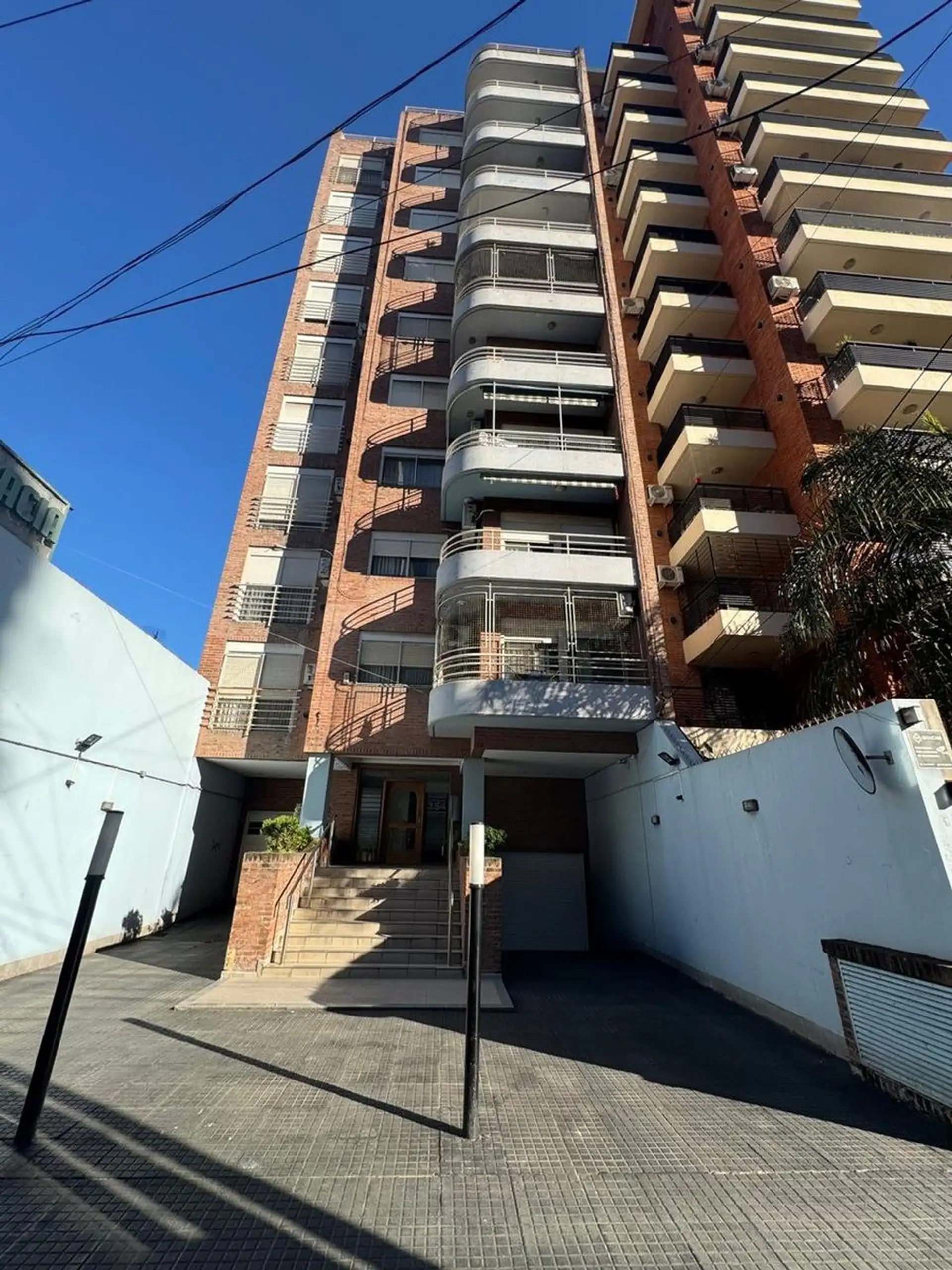 Departamento de 3 ambientes con cochera en Lanús Oeste