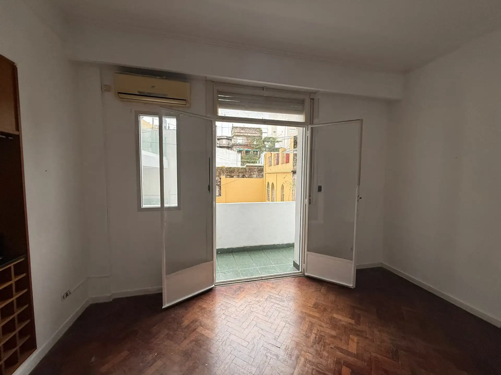 Apartamento de dois ambientes com varanda no contrafrente em Recoleta