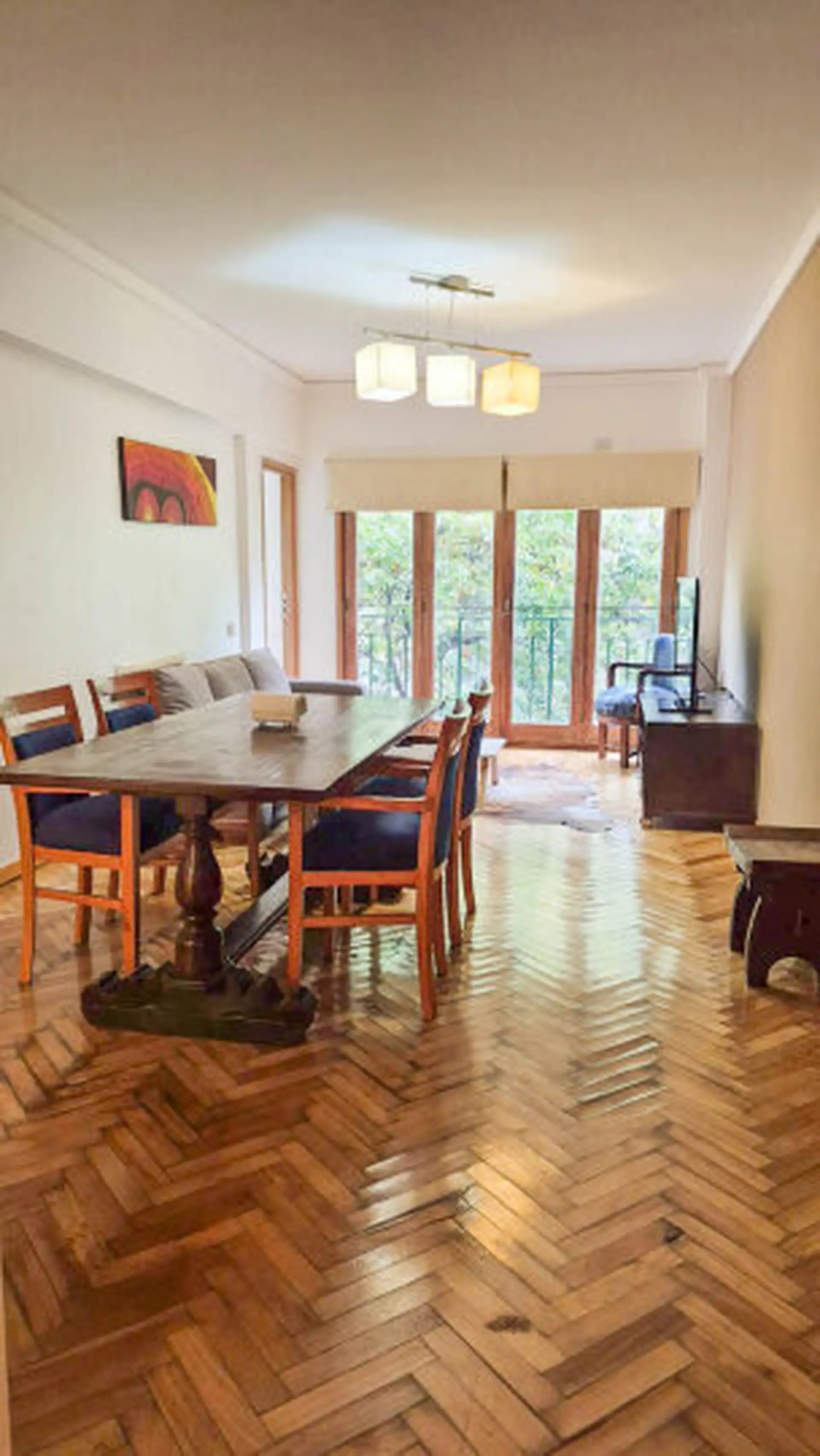 Furnished five-room apartment with balcony in Monserrat