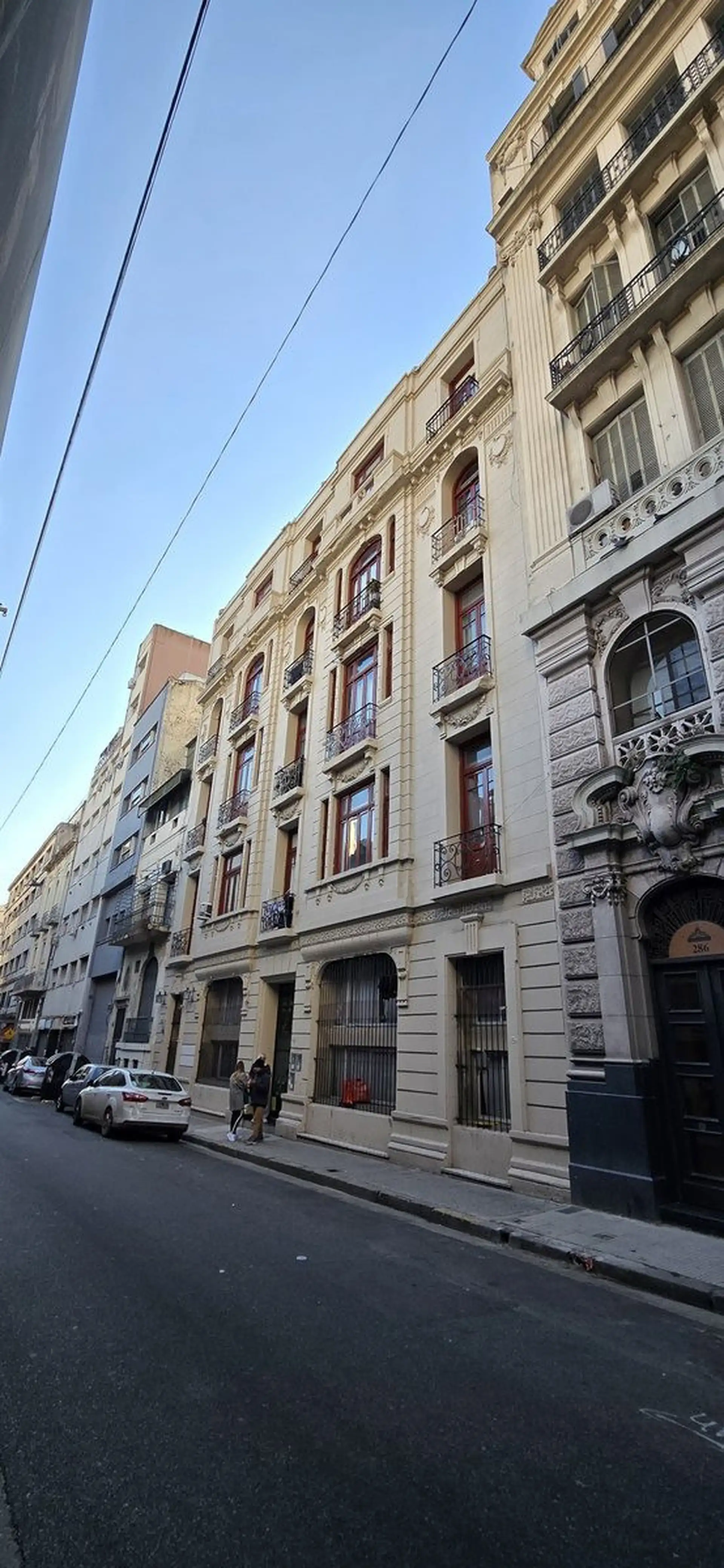 Refurbished studio apartment in Monserrat