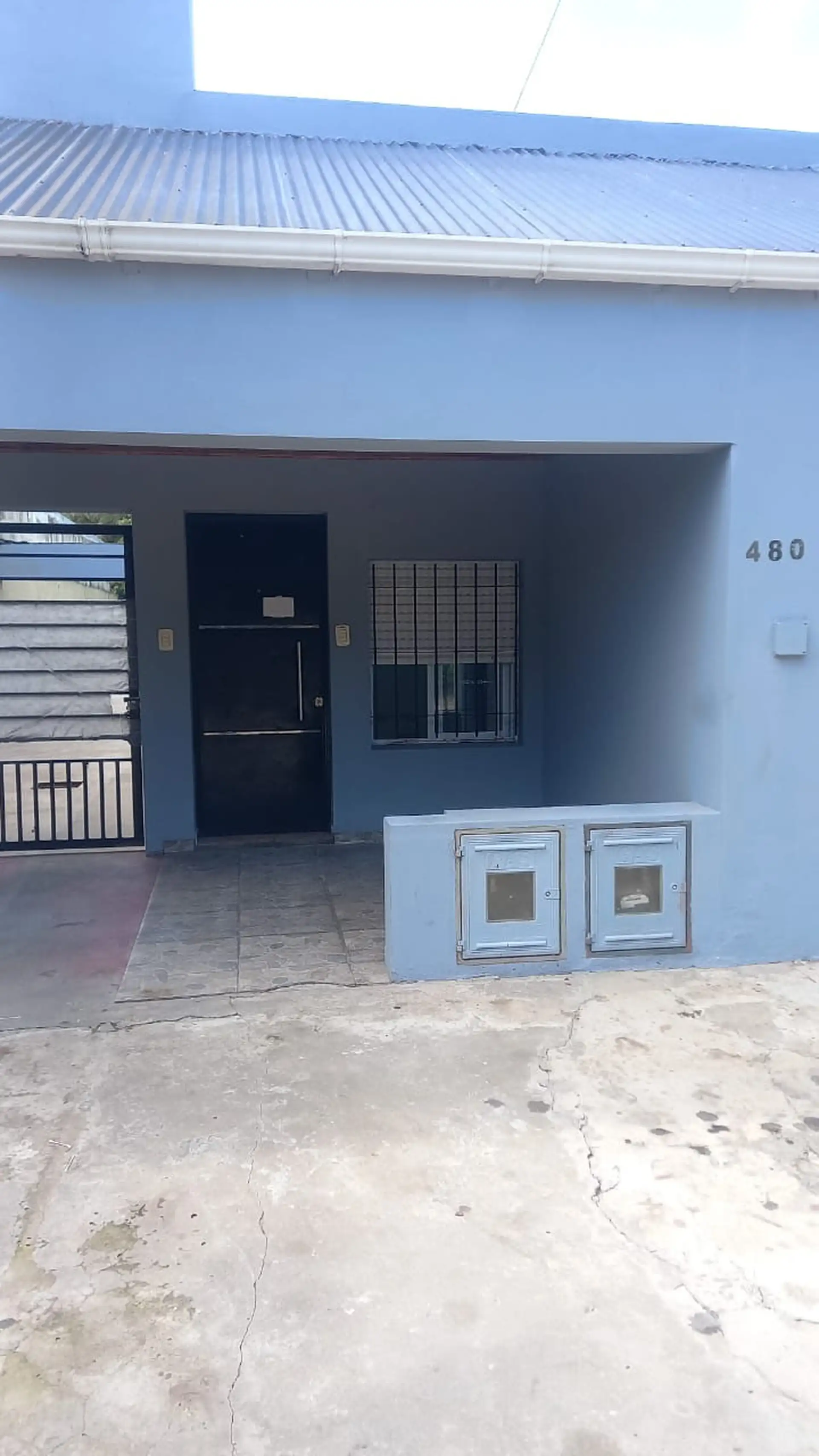 Casa de 2 dormitorios al frente en Lisandro Olmos