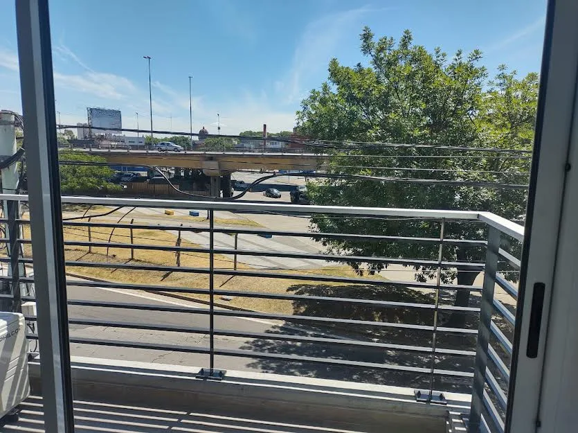 1 ambiente al frente con balcón