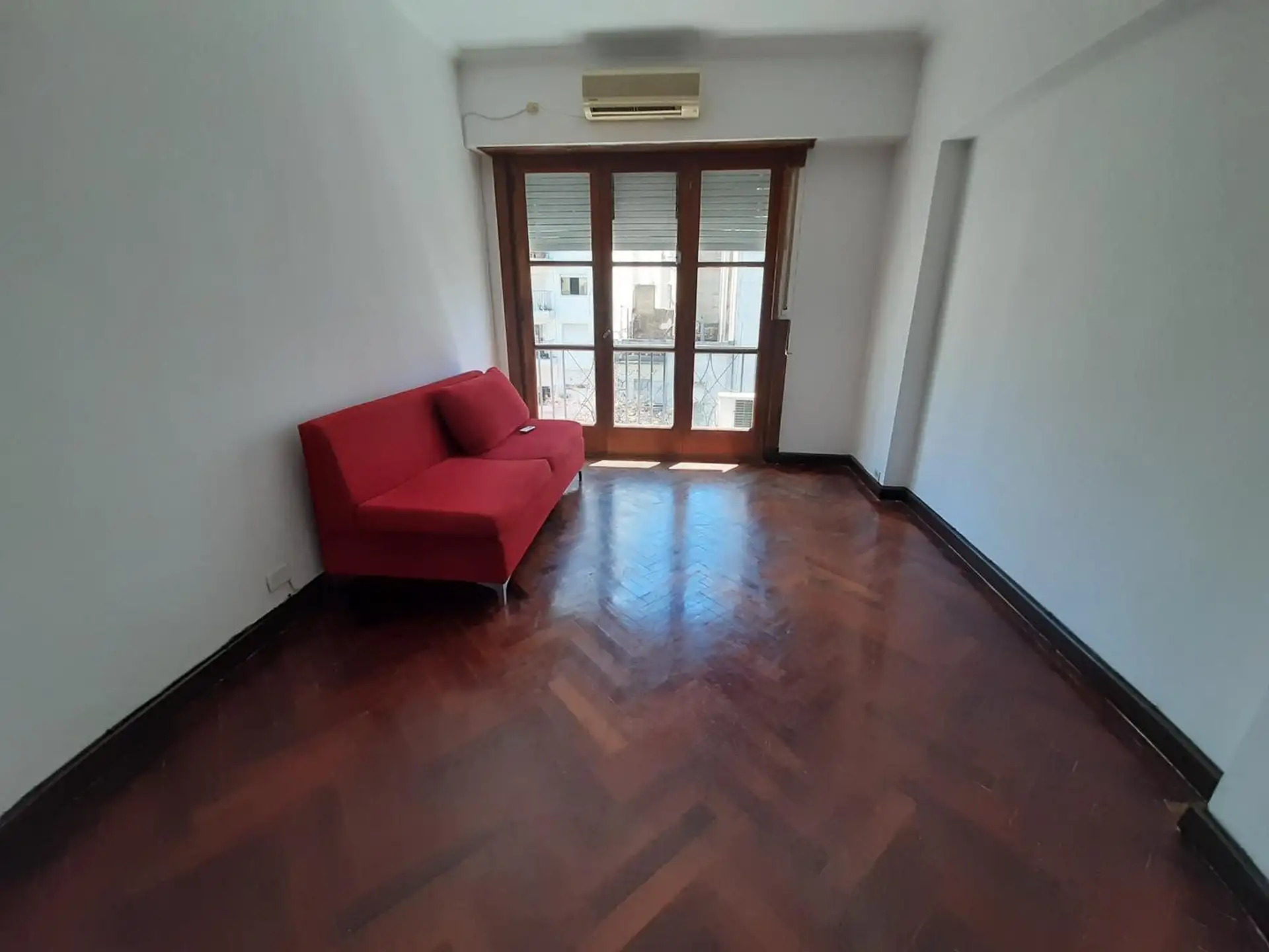 Two-bedroom apartment with balcony in Monserrat