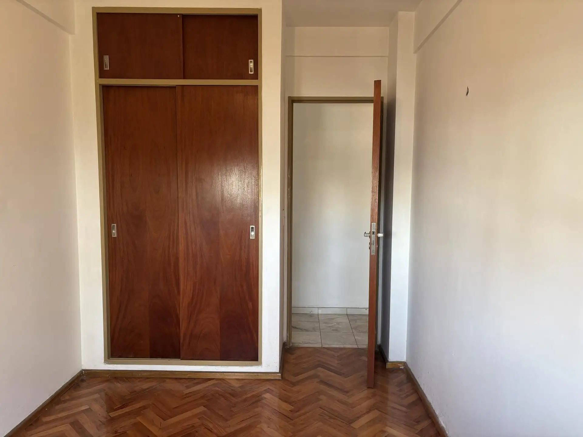 Front-facing half-floor apartment with 3 bedrooms in Flores
