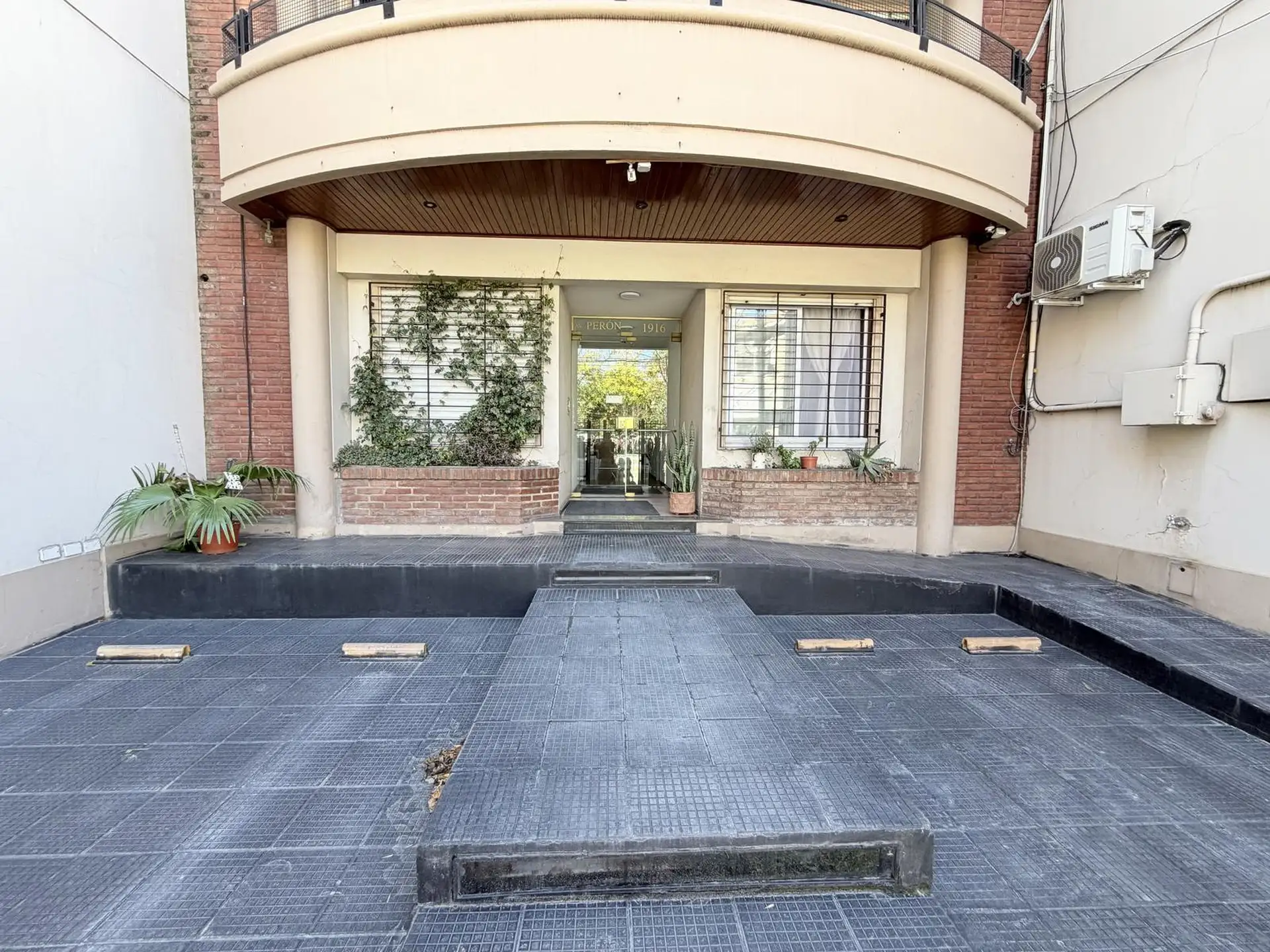 Apartamento térreo com 2 quartos e pátio privativo em San Fernando