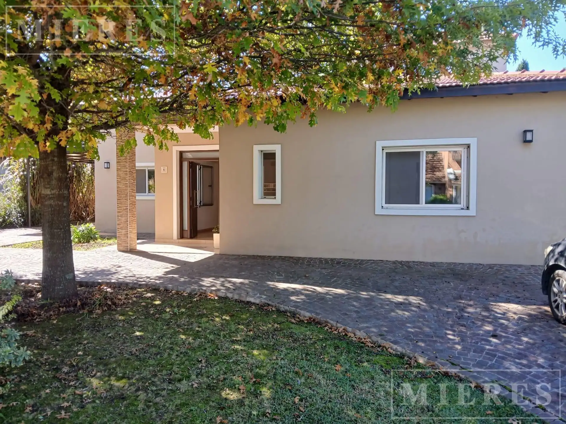 Casa duplex com 2 quartos para alugar em Mataderos