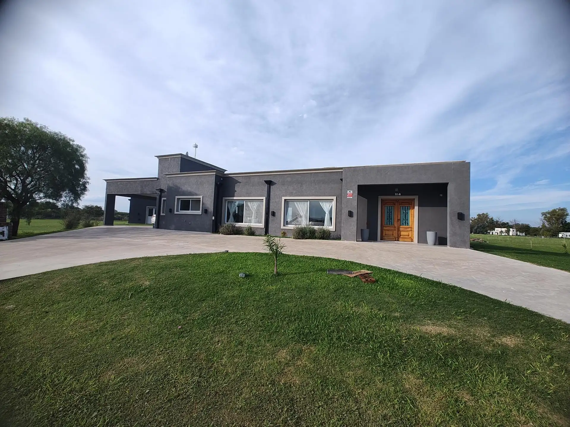 Four-bedroom house with pool in Luján