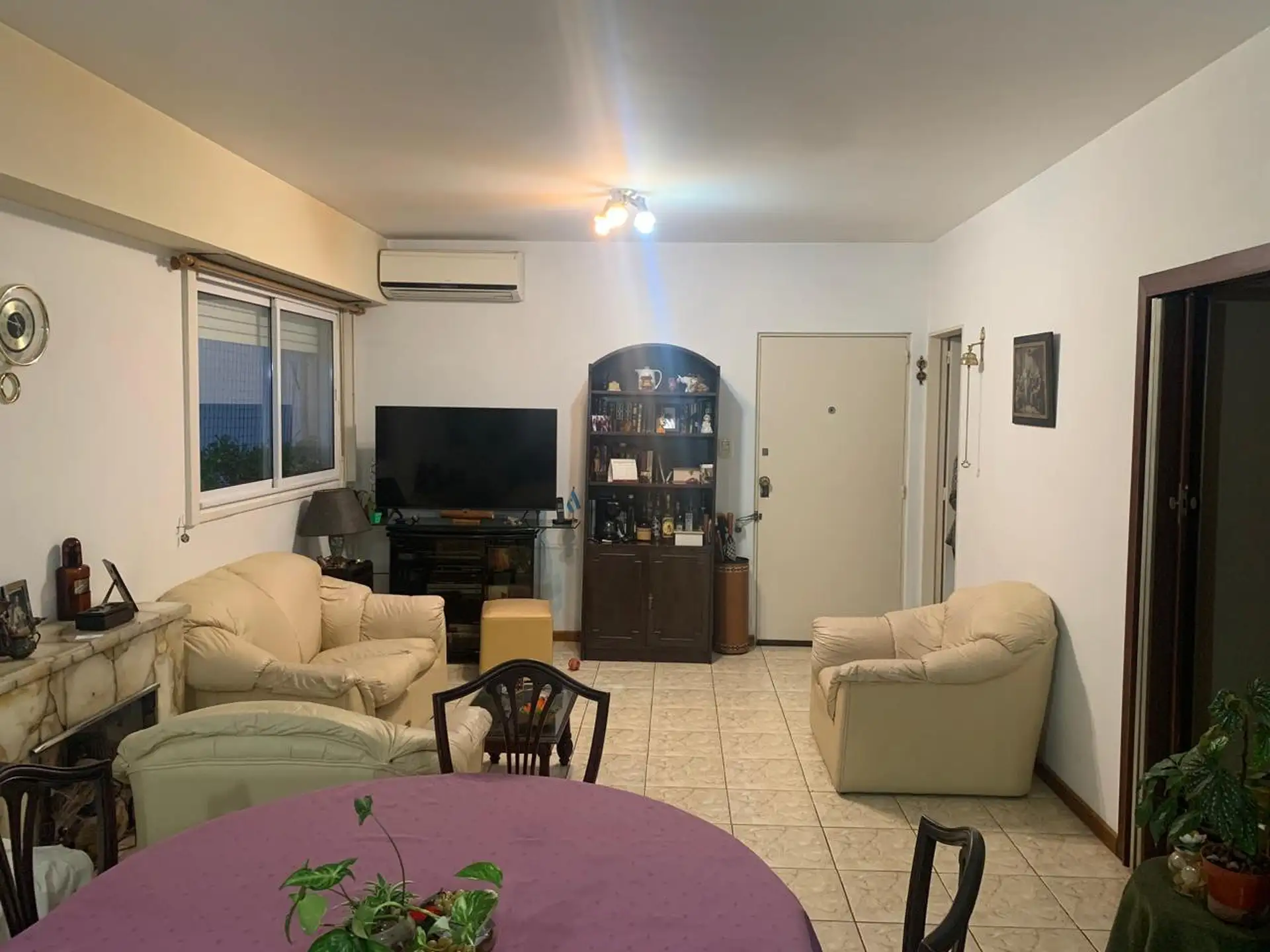 Departamento de 4 ambientes semipiso al frente en Monte Castro