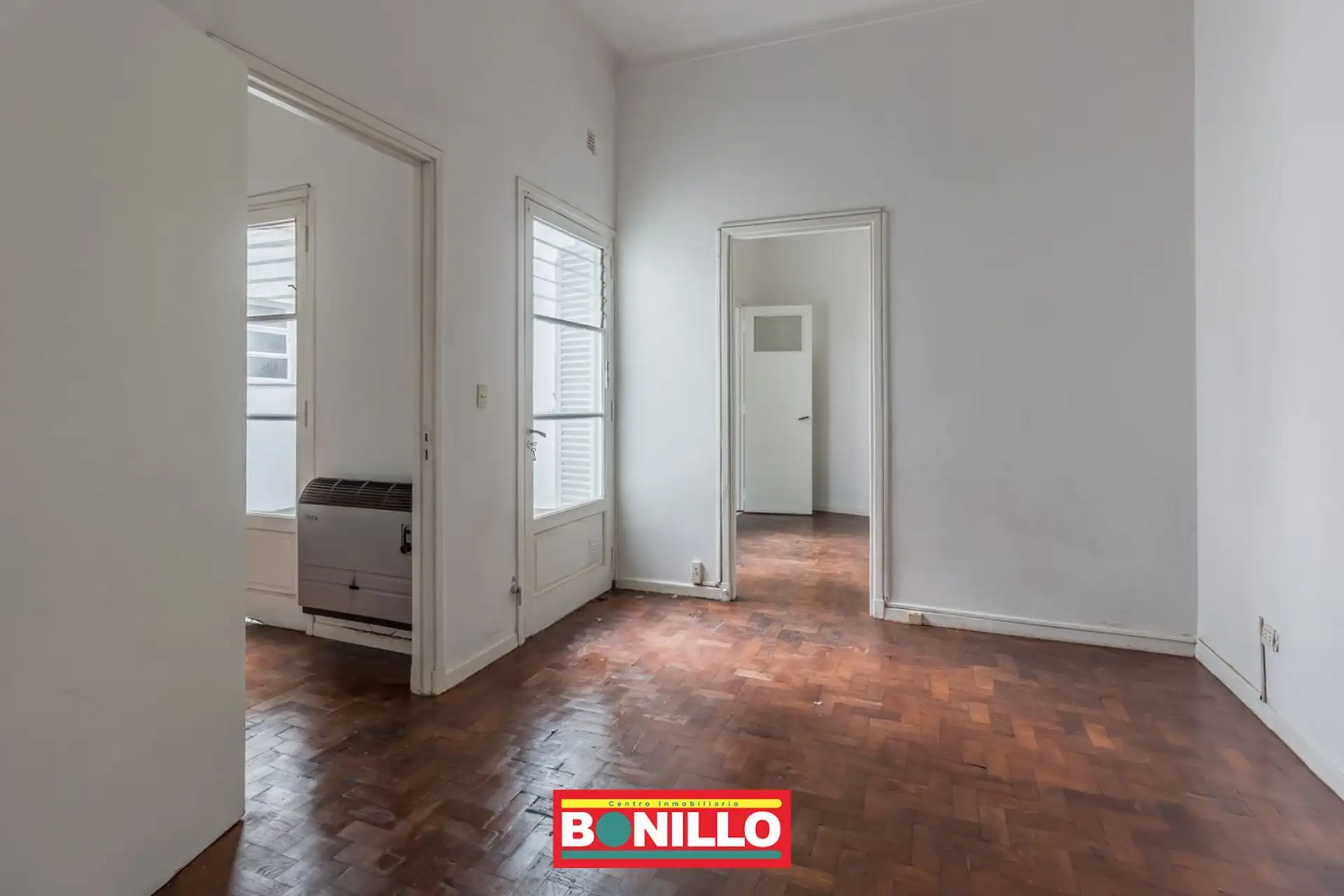 Apartamento de três ambientes com pátio coberto e terraço em Villa Devoto