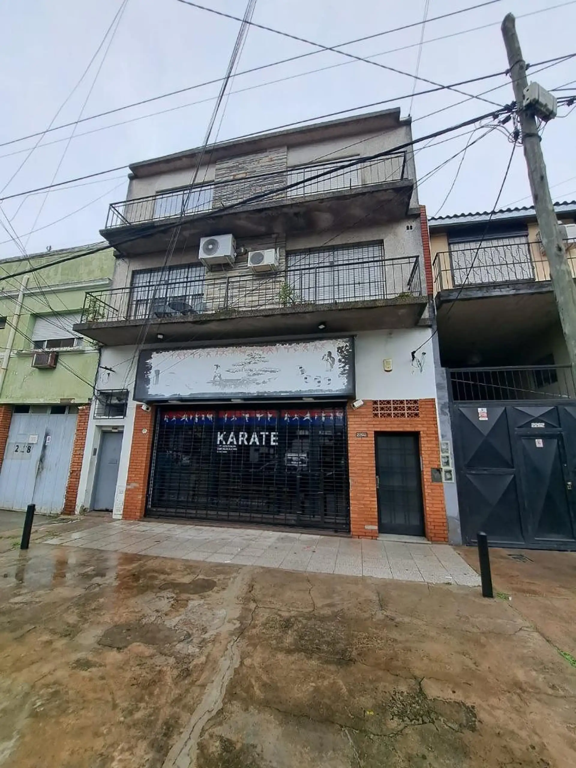 Трёхкомнатная квартира с двумя спальнями в Avellaneda, окна на улицу