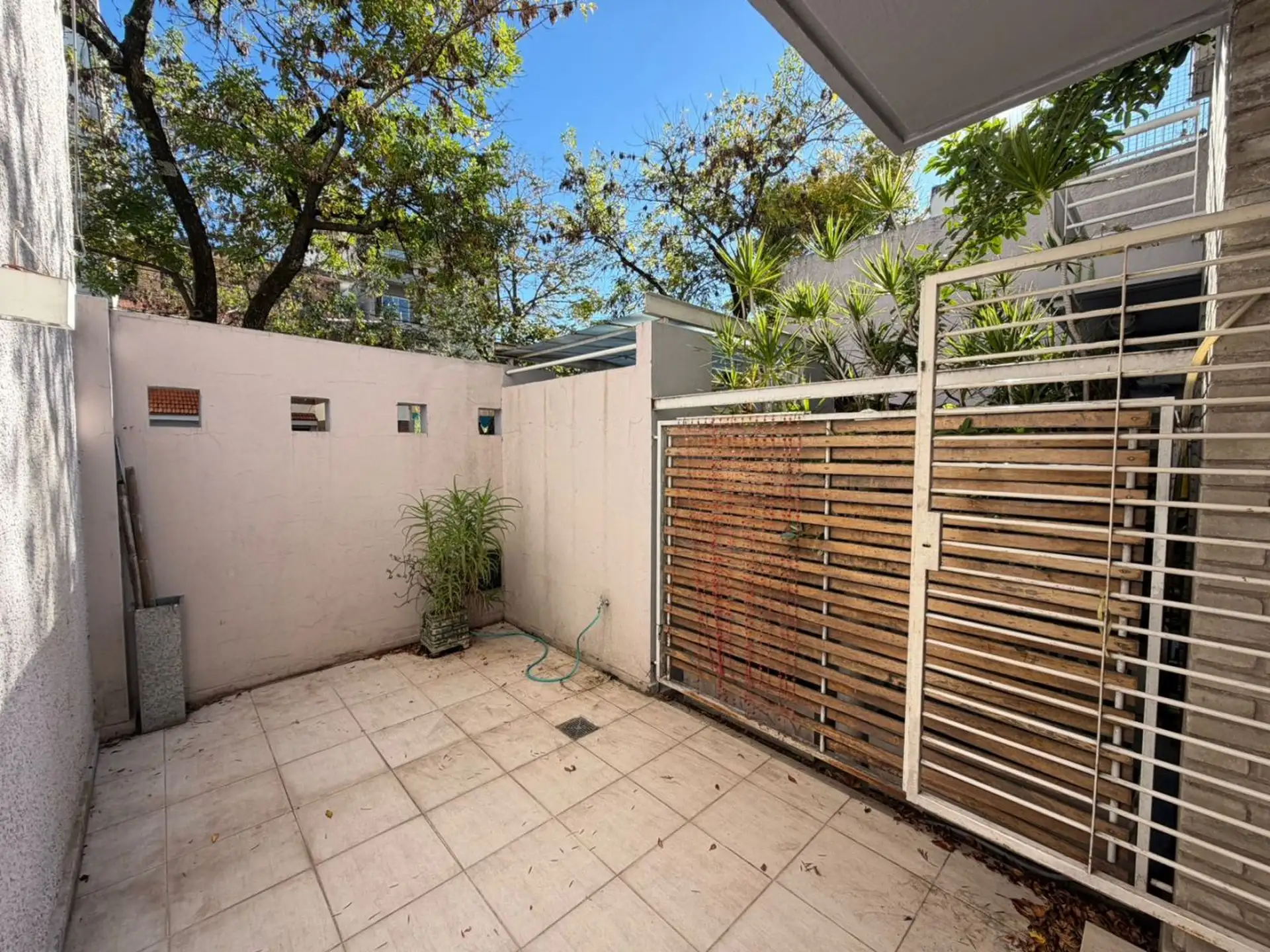 Apartamento de dois ambientes com 2 pátios em Saavedra