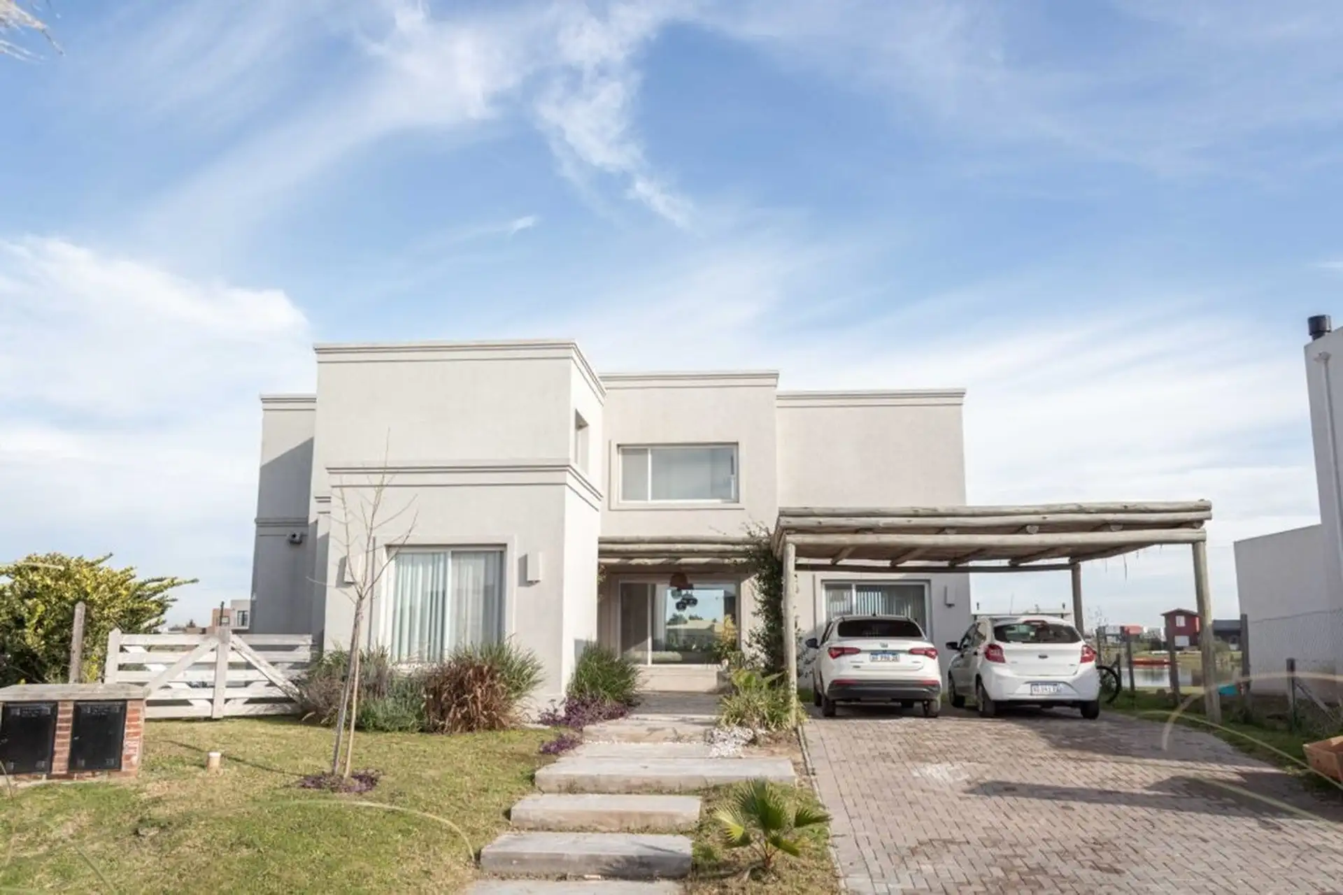 Three-bedroom house for annual rent in Escobar