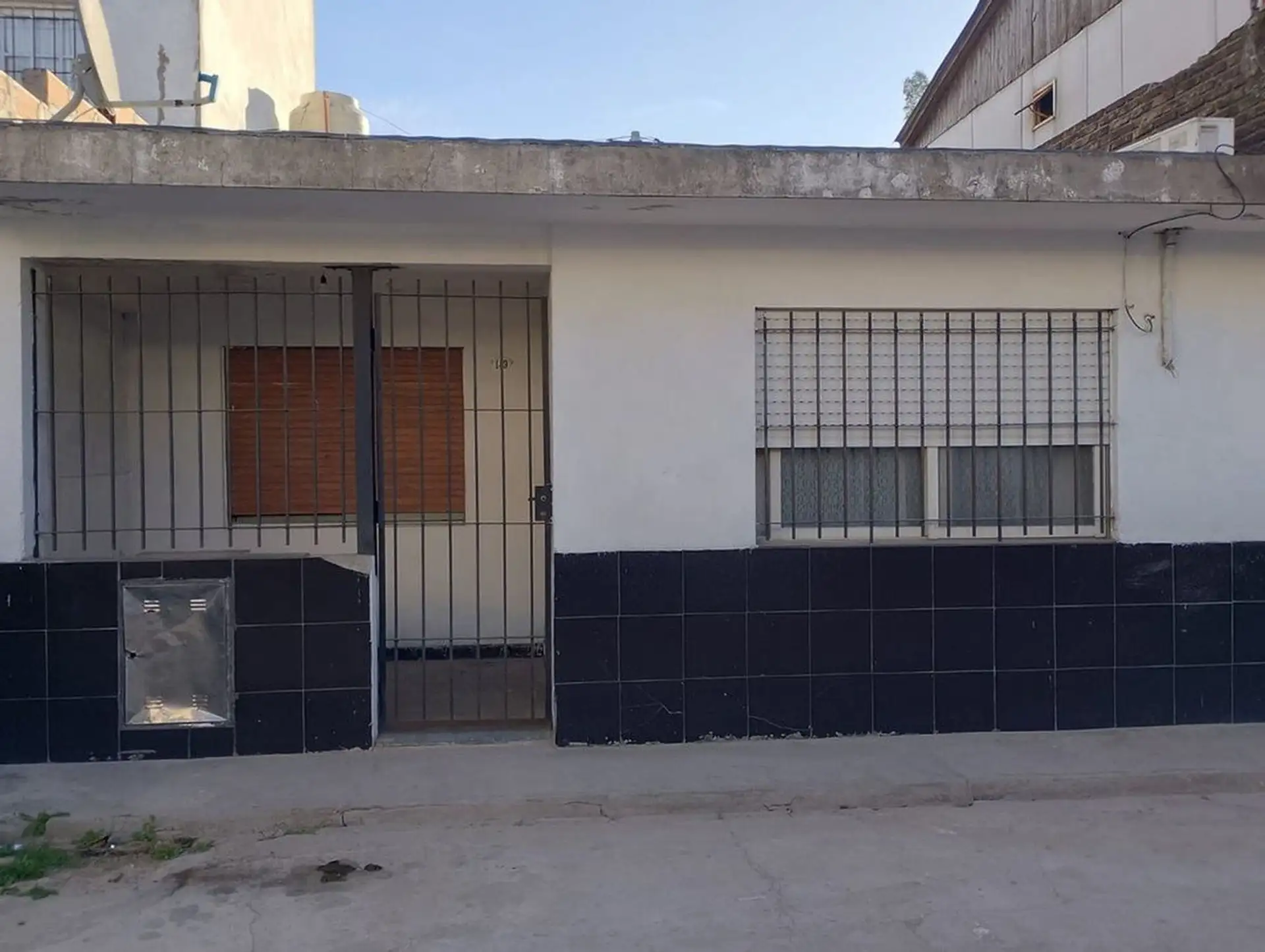 Casa de três dormitórios em La Matanza (Villa Celina)