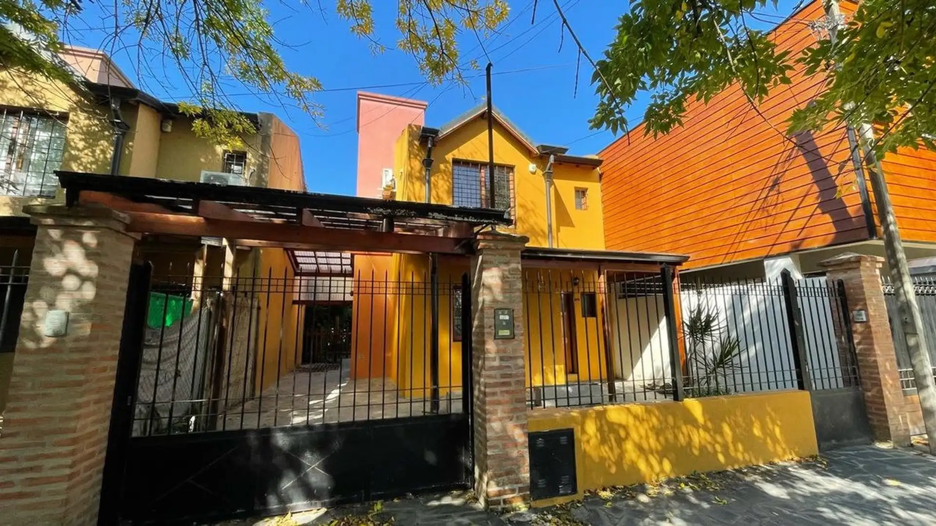 Casa em duplex de 3 dormitórios em City Bell