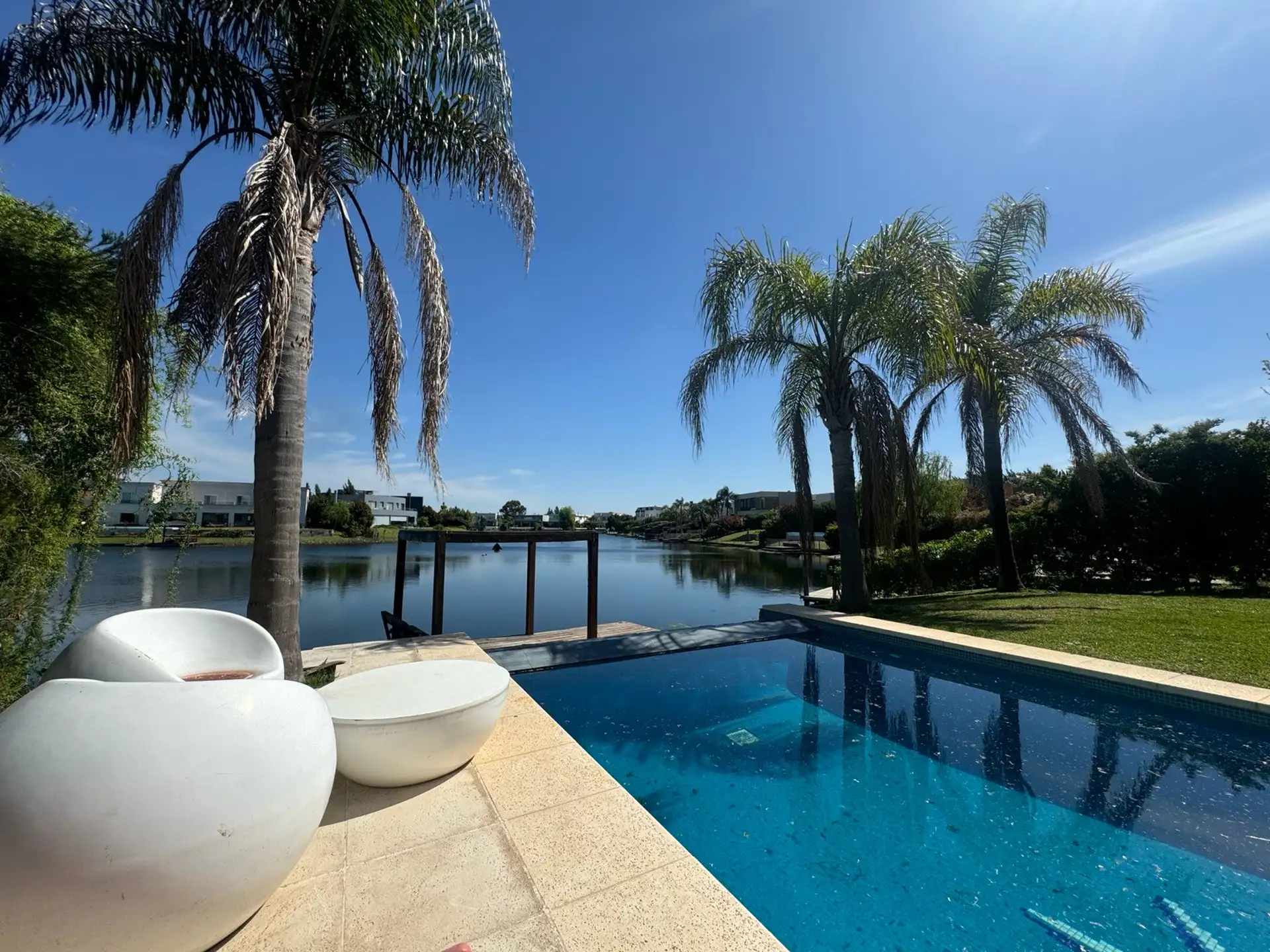 Four-bedroom house with lake frontage in Tigre