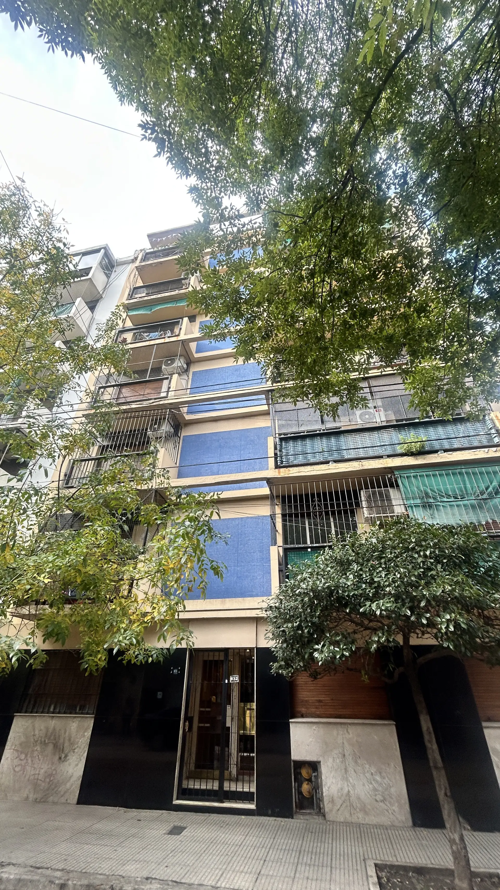 Departamento monoambiente al frente con balcón en Boca