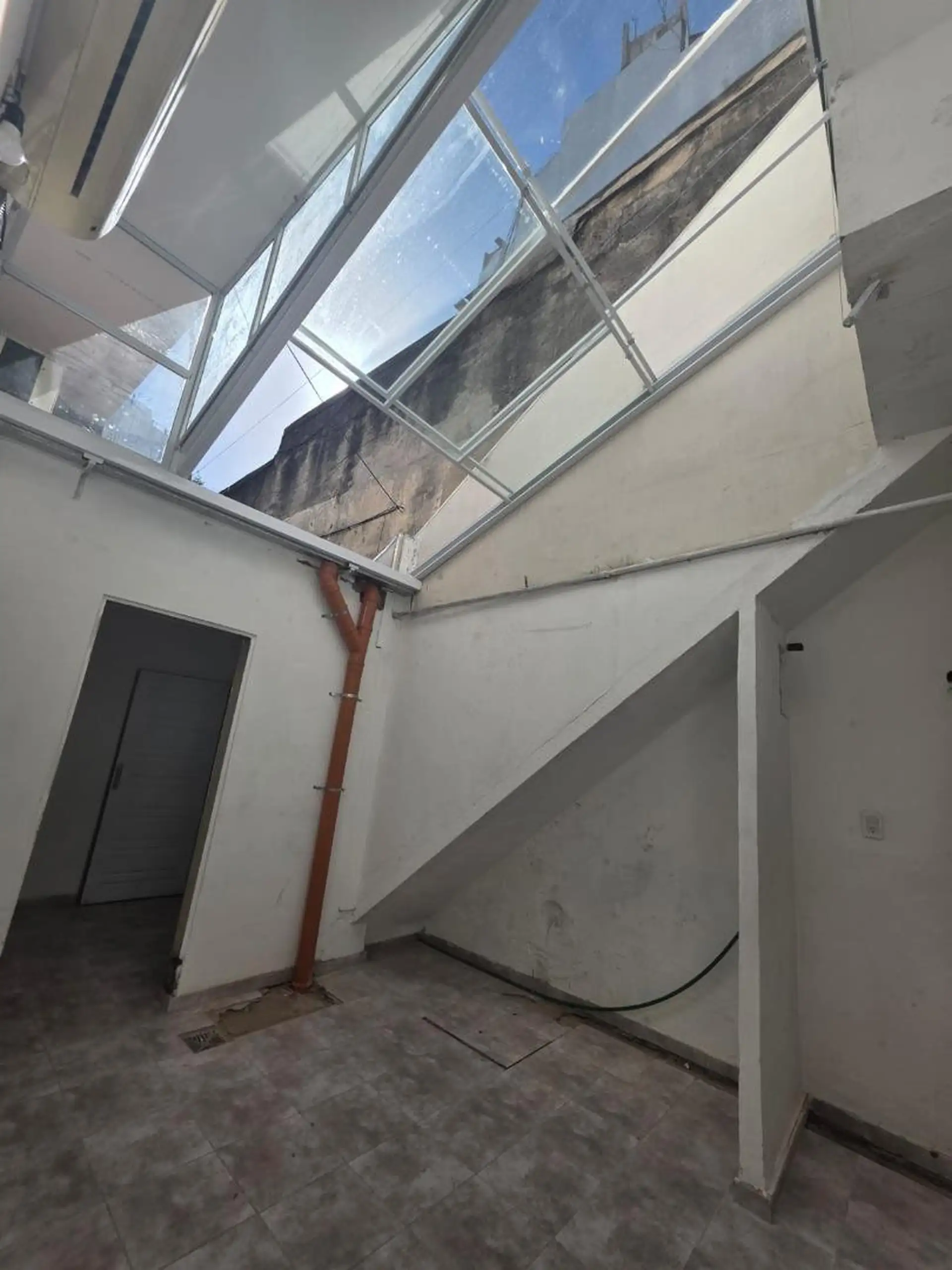 PH reciclado de 3 ambientes con patio vidriado en Parque Chacabuco