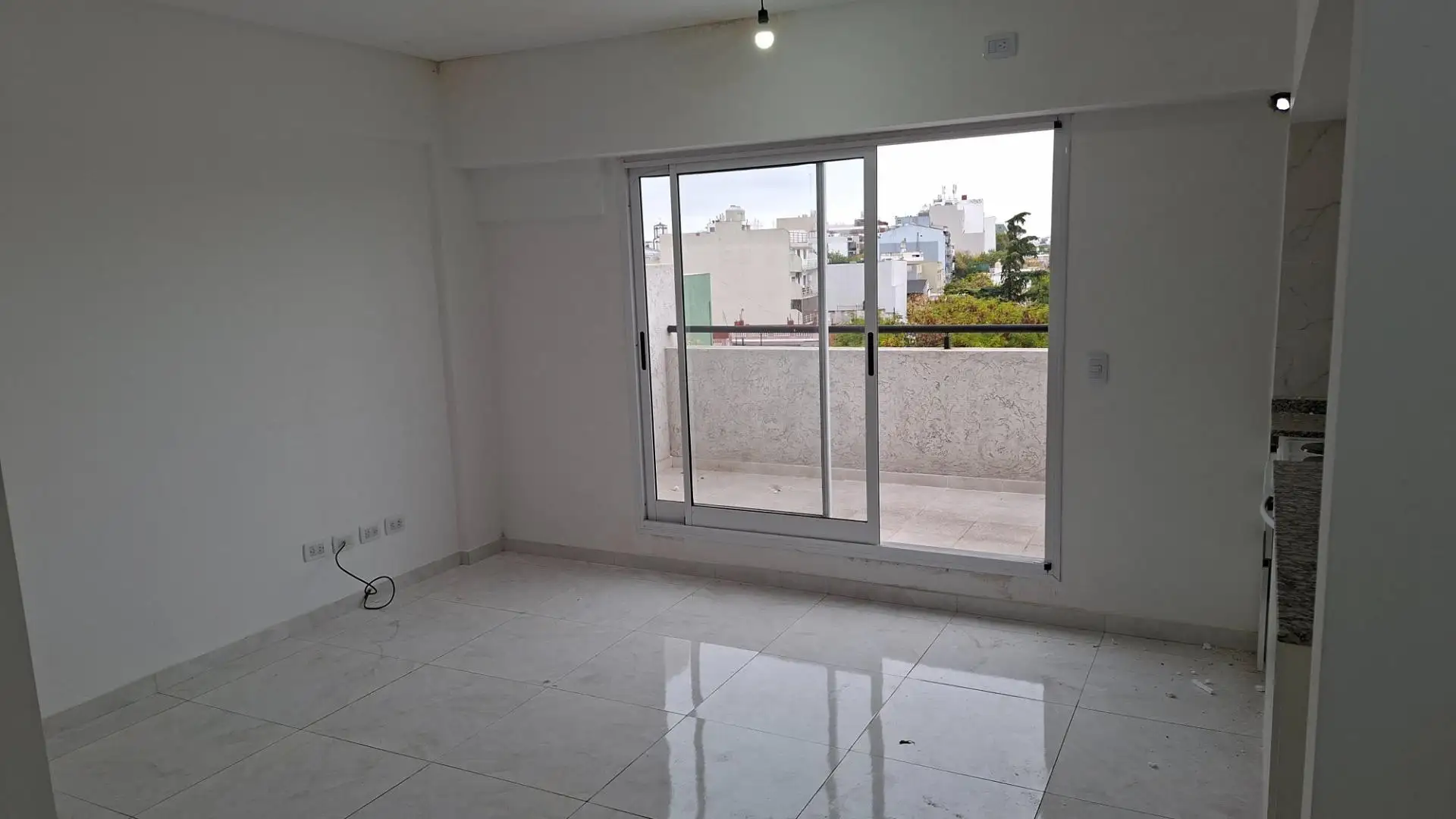 Apartamento de um ambiente com varanda de frente em Liniers