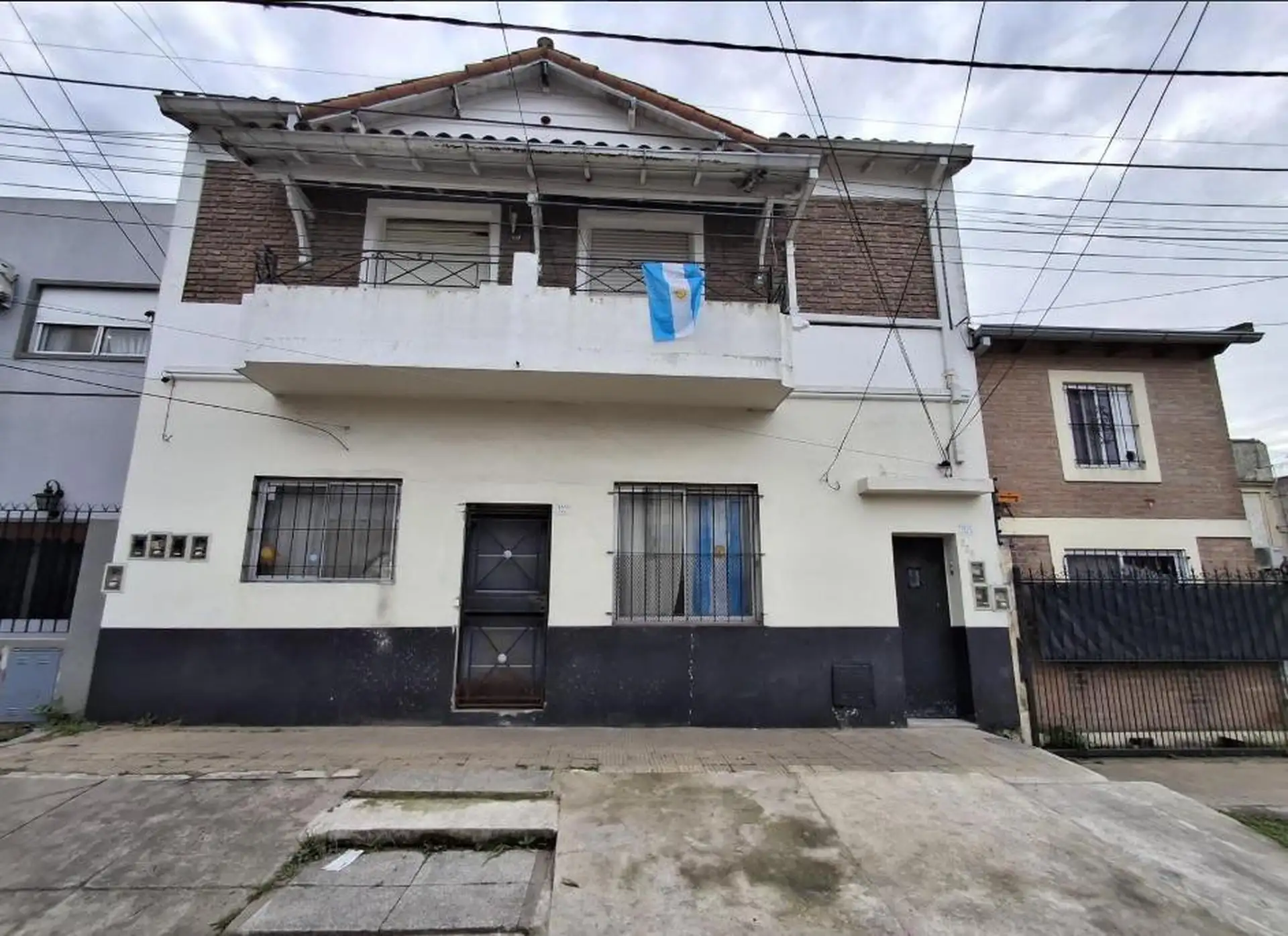 Departamento de 3 ambientes en planta alta por escalera en José León Suárez