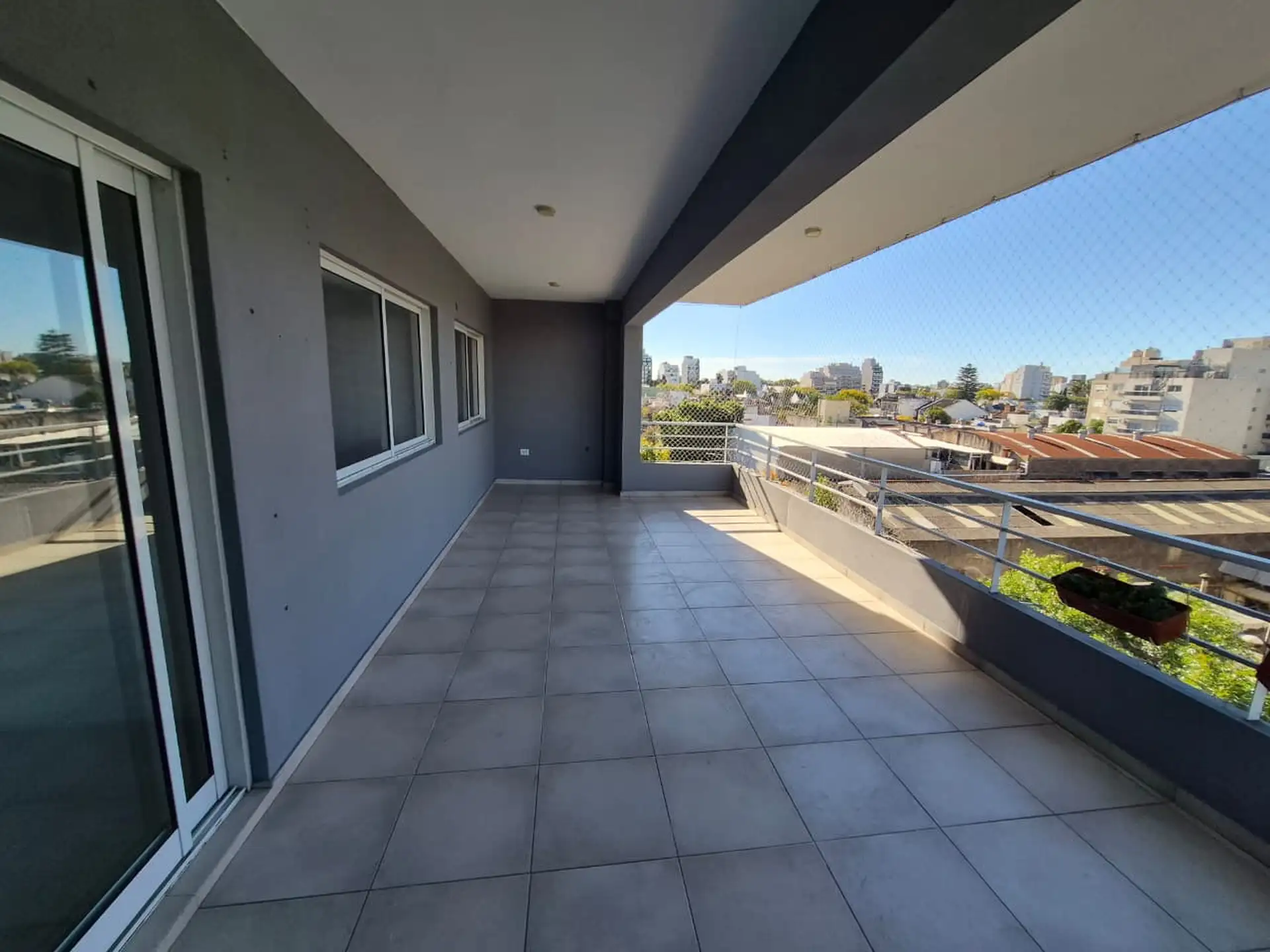 Квартира 4 комнаты с 2 ванными, террасой и (закреплённым) парковочным местом в Monte Castro