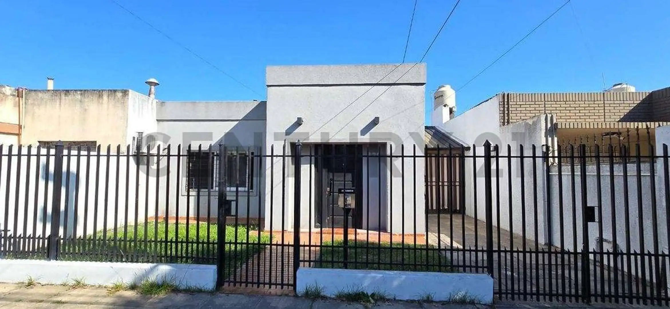Casa de 4 ambientes con doble cochera en Morón