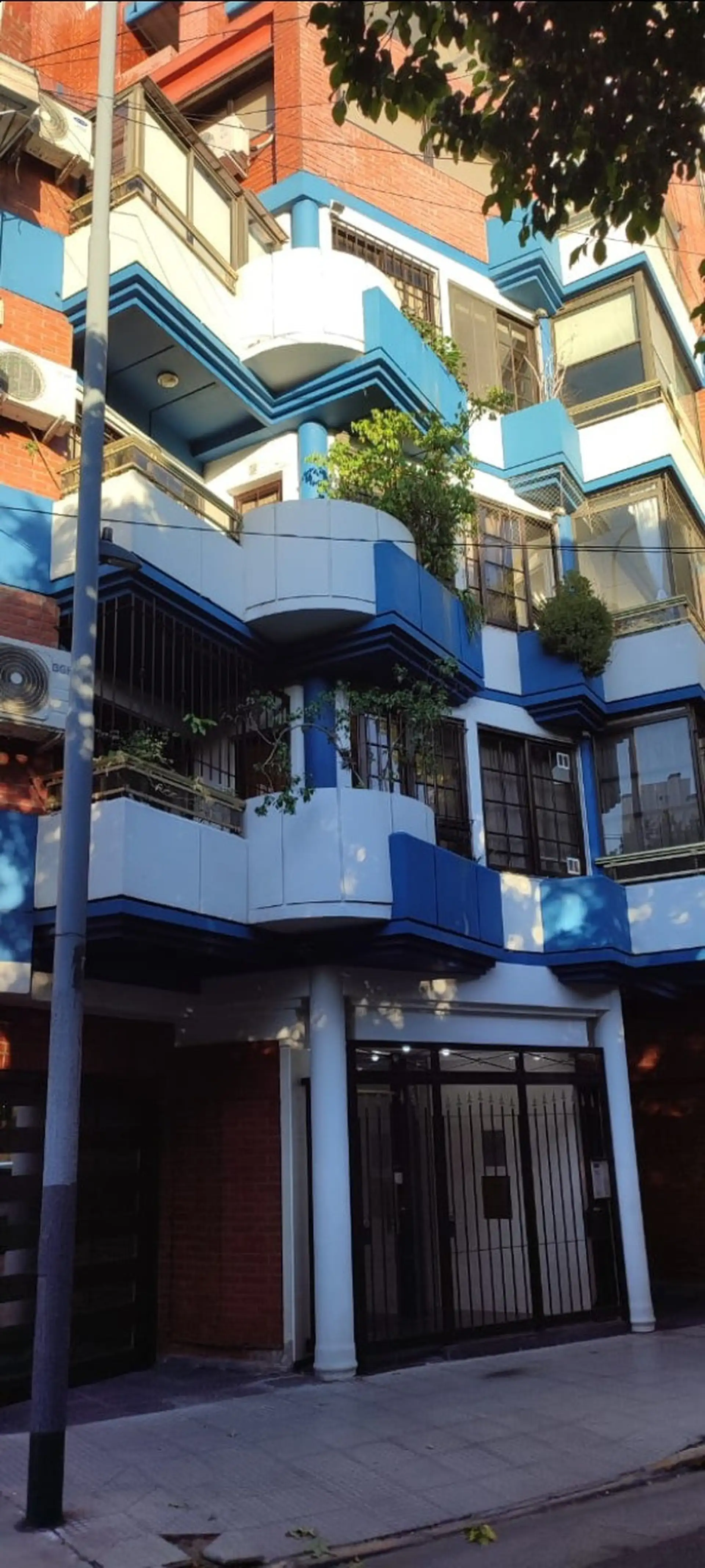 Departamento de 3 ambientes al frente en Flores con cochera y balcón aterrazado