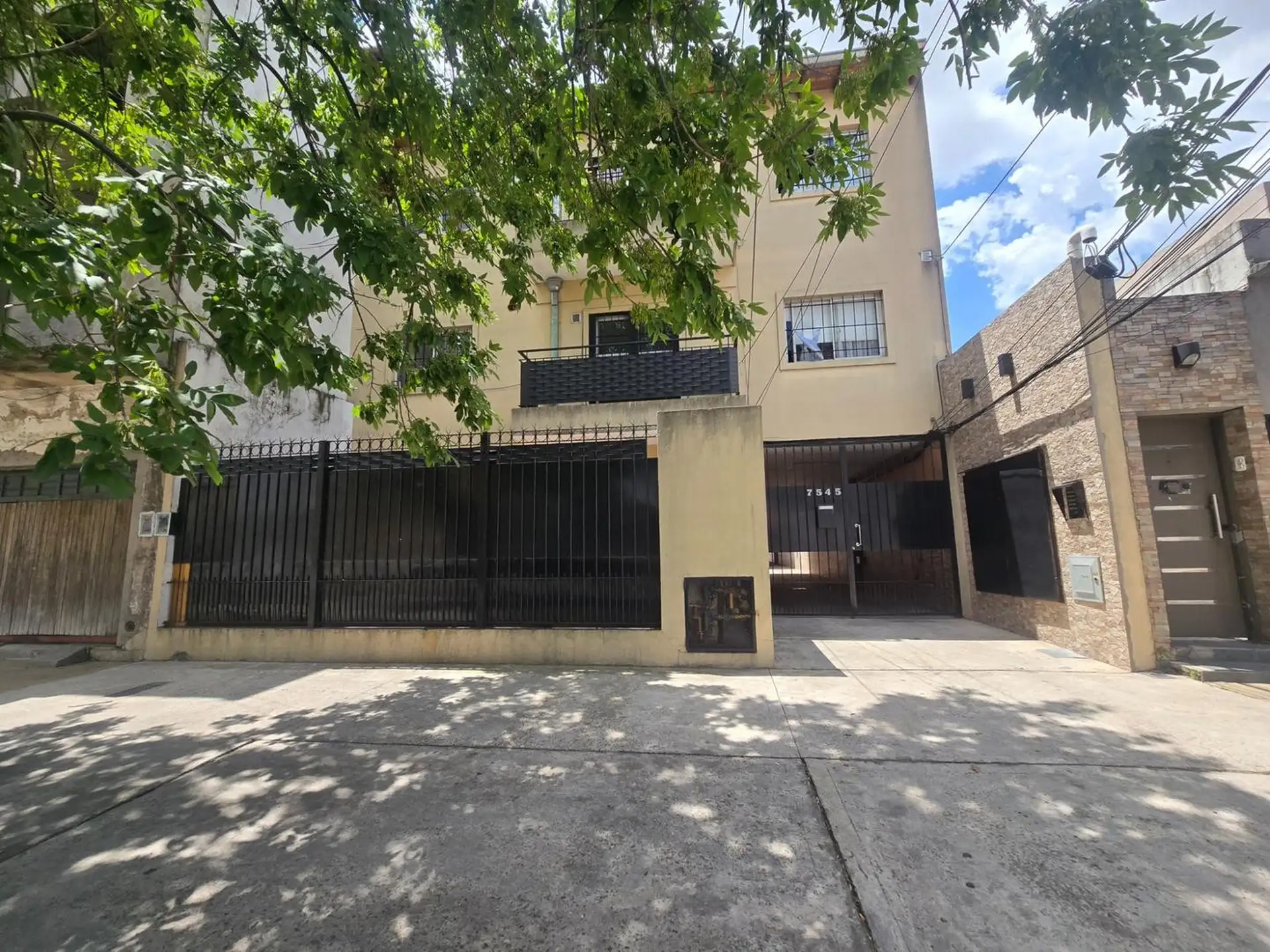 Apartamento de 2 ambientes com pátio em Villa Bosch