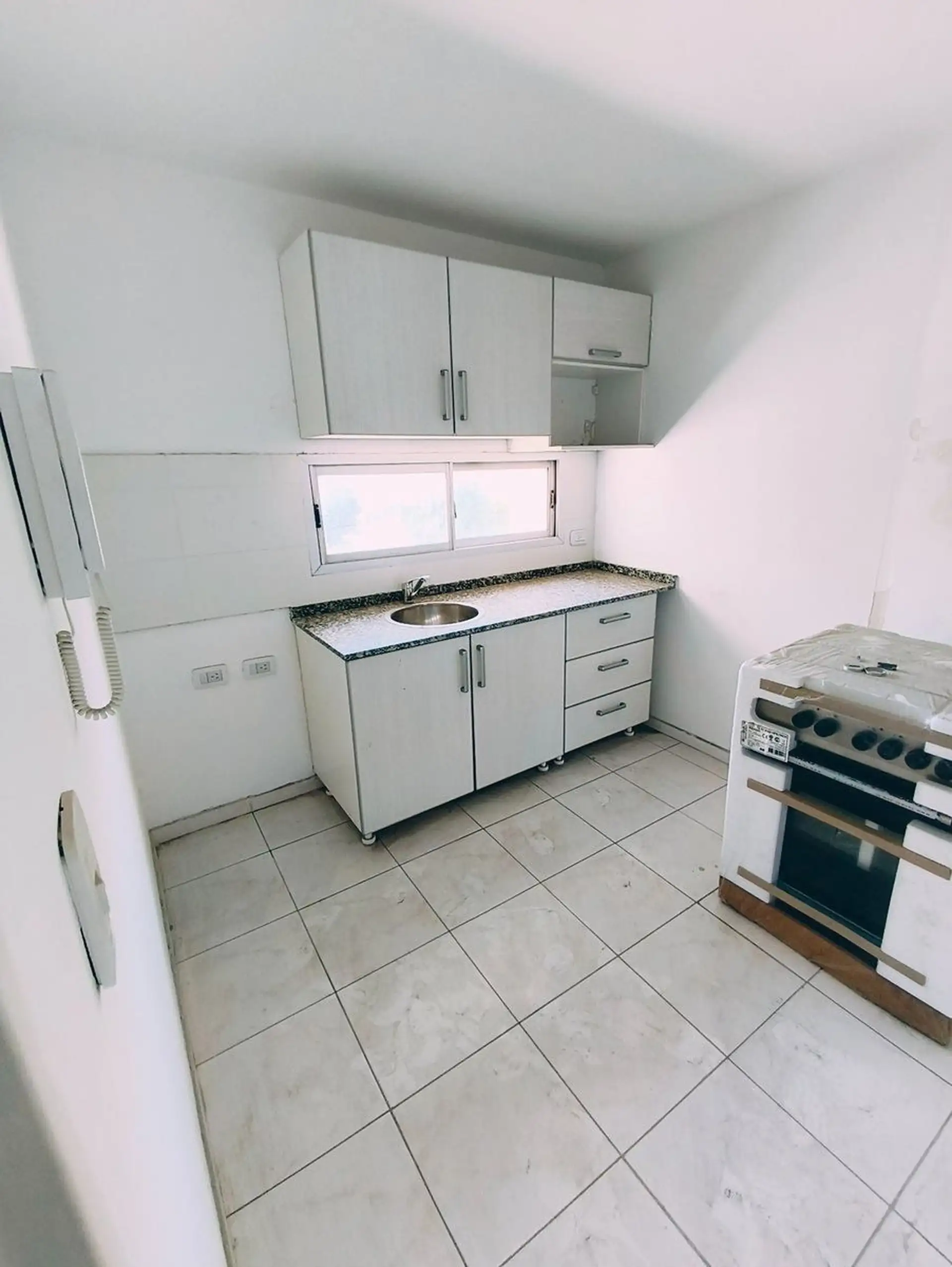 Kitnet (studio) em Morón com condomínio e piscina