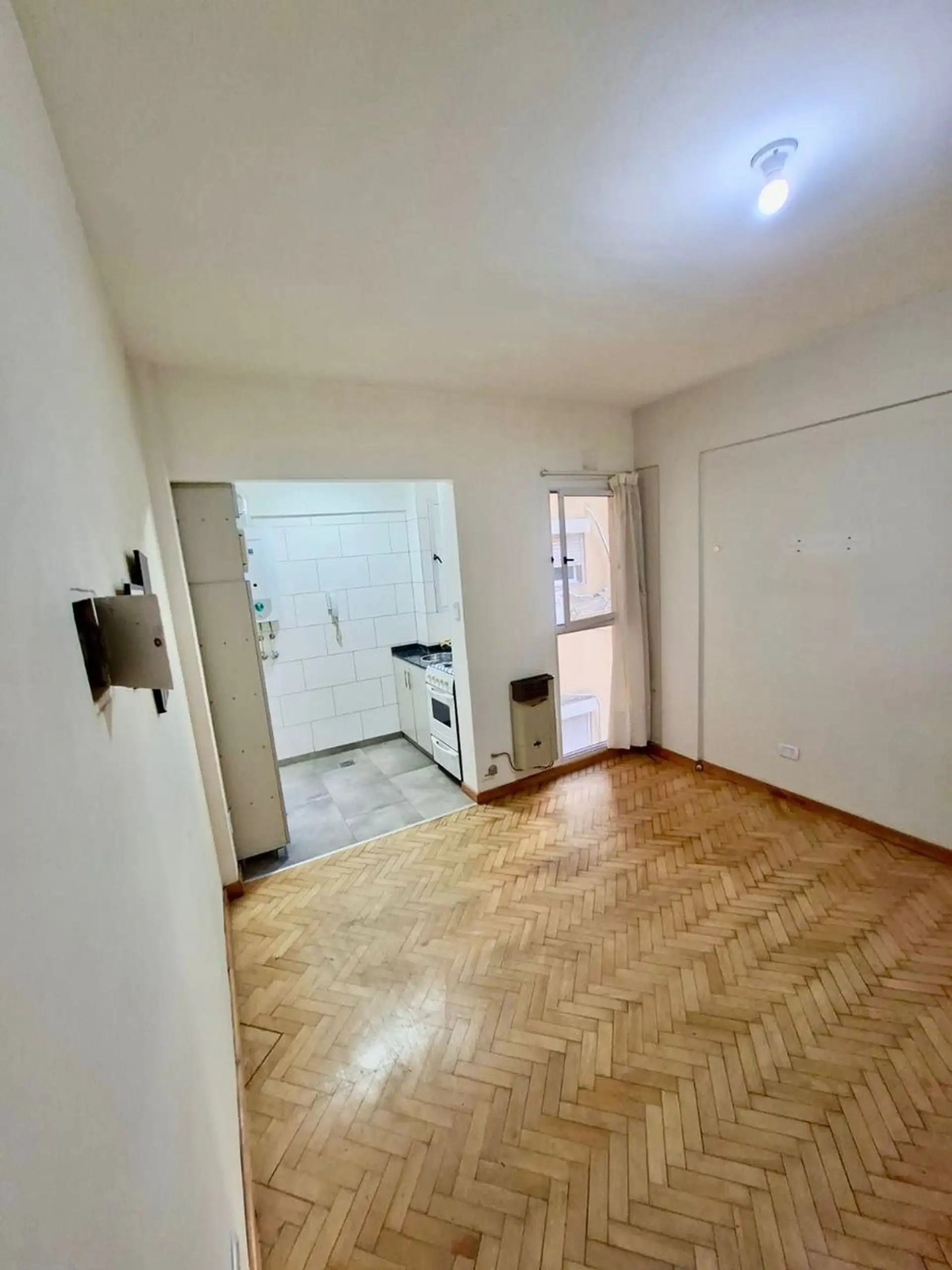 Departamento de 2 ambientes sin muebles en Almagro Norte, frente al Hospital Italiano