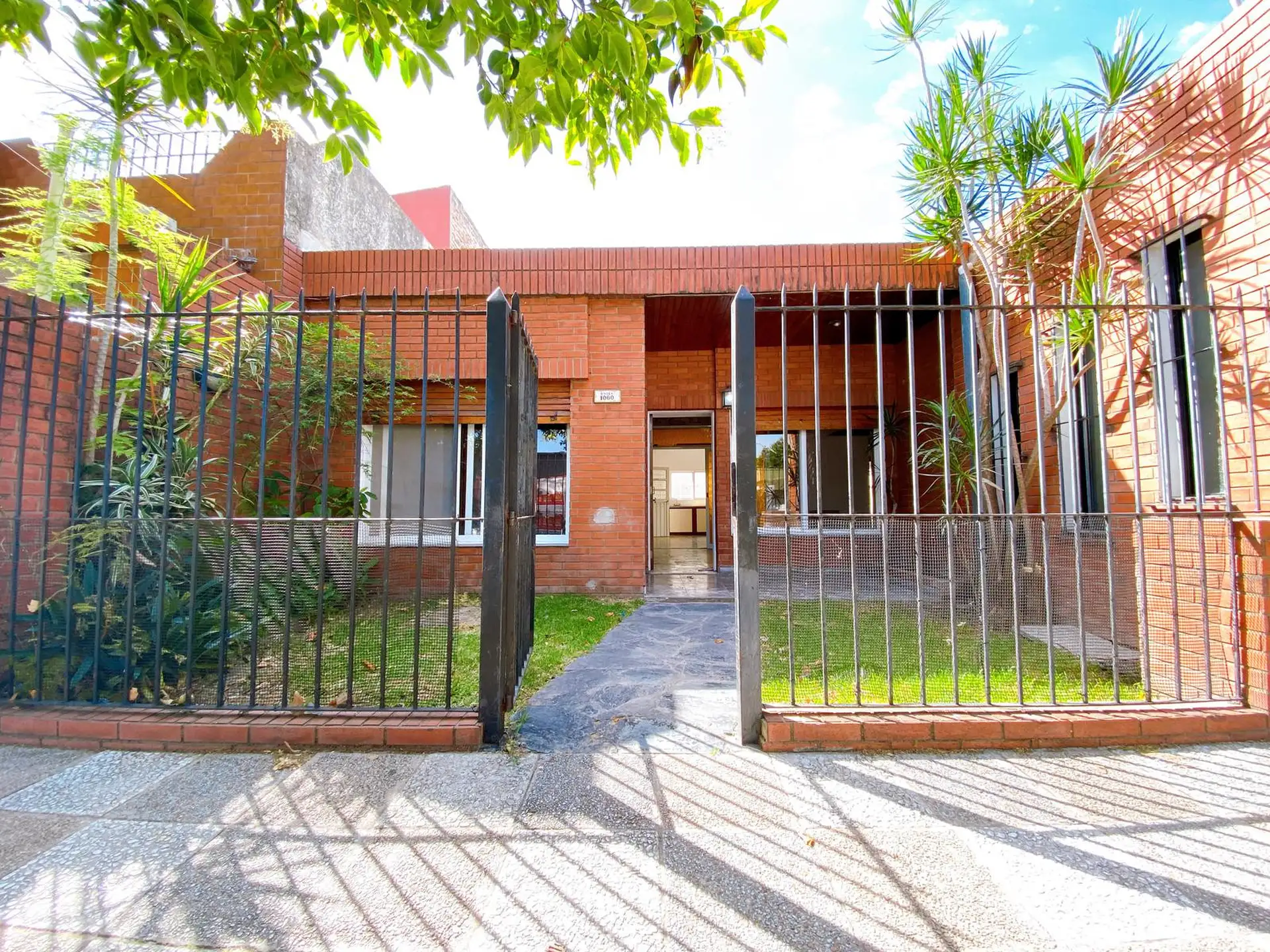 Casa en alquiler con jardín y parrilla en Villa Adelina