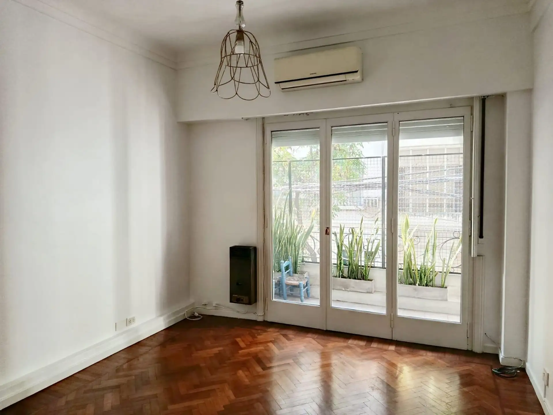Two-bedroom half-floor apartment with balcony in Recoleta