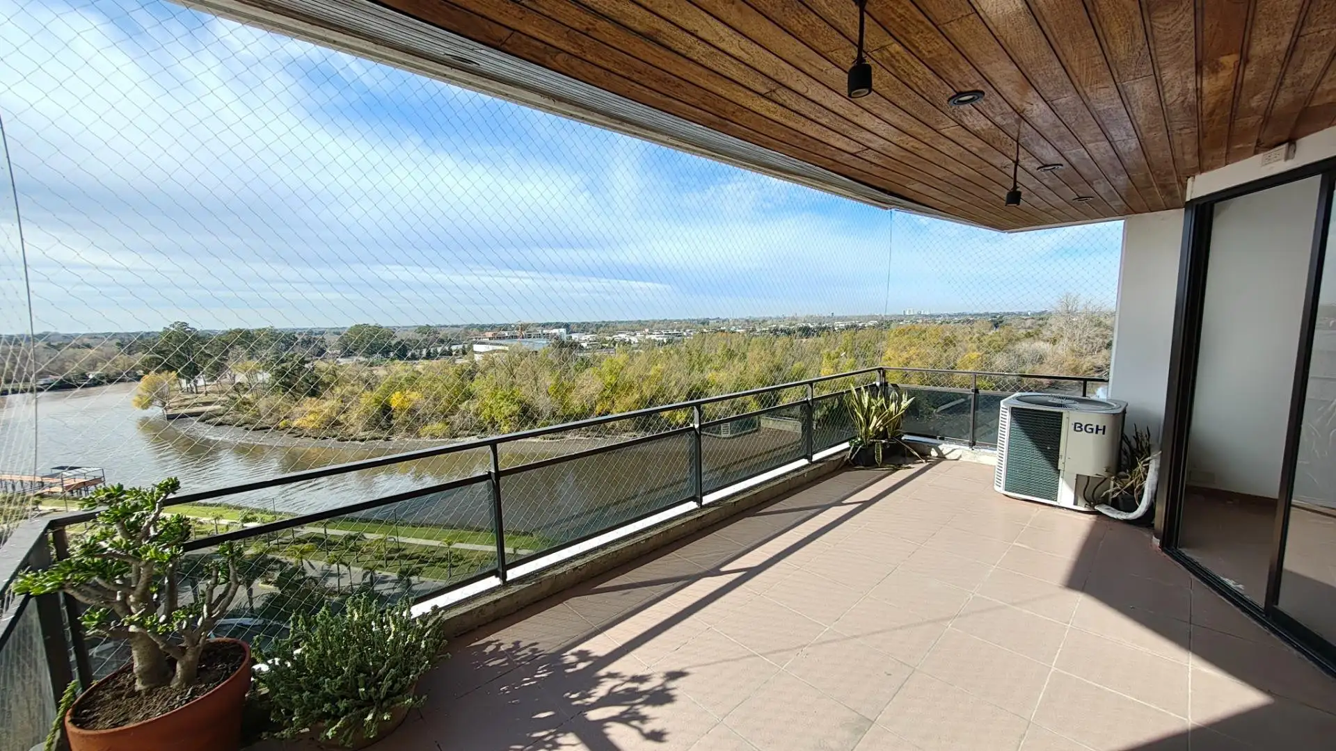 Unfurnished three-bedroom apartment with balcony in Marinas Golf, Tigre