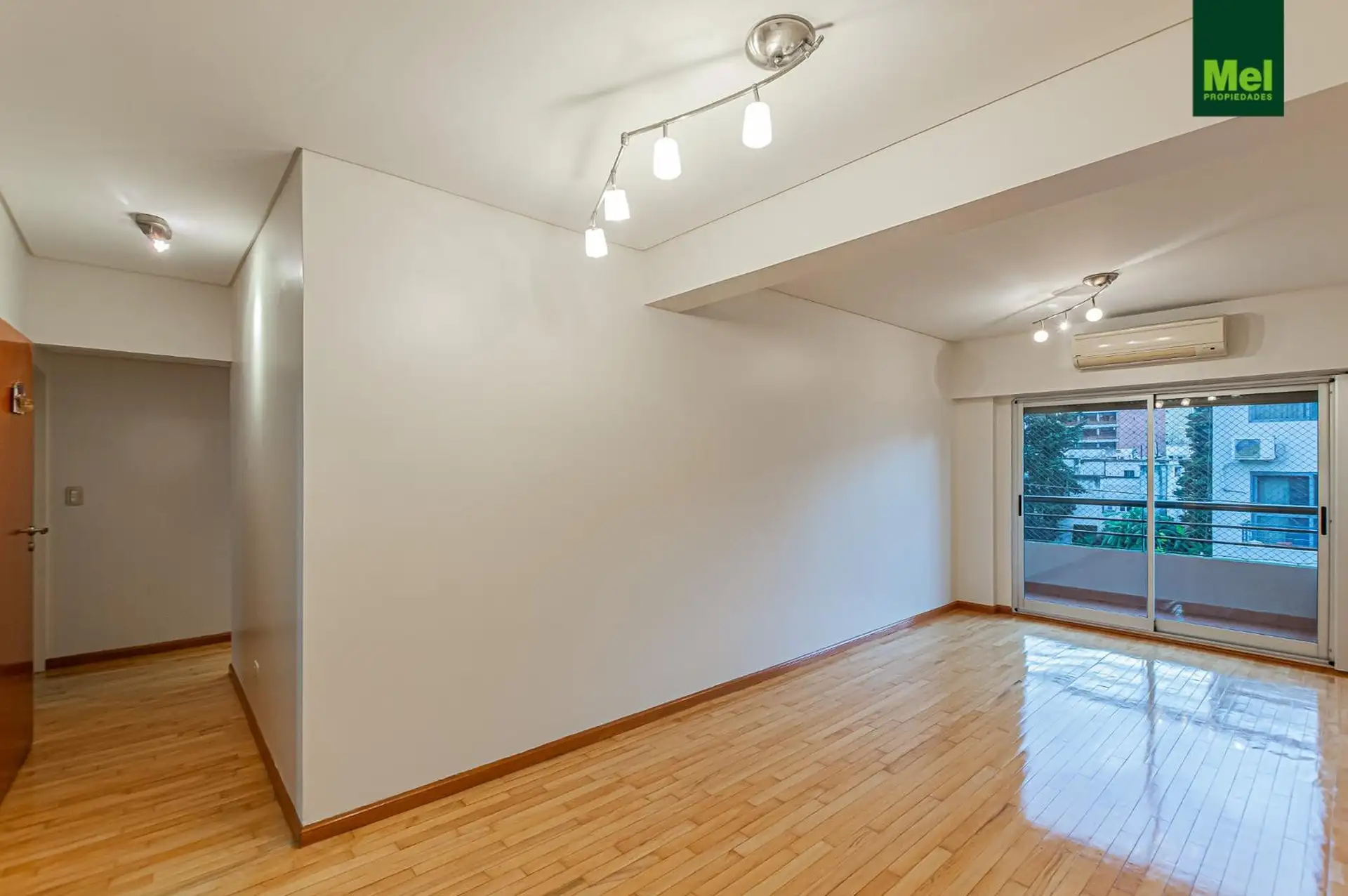 Departamento semipiso de 4 ambientes con cochera y balcón en Villa Urquiza