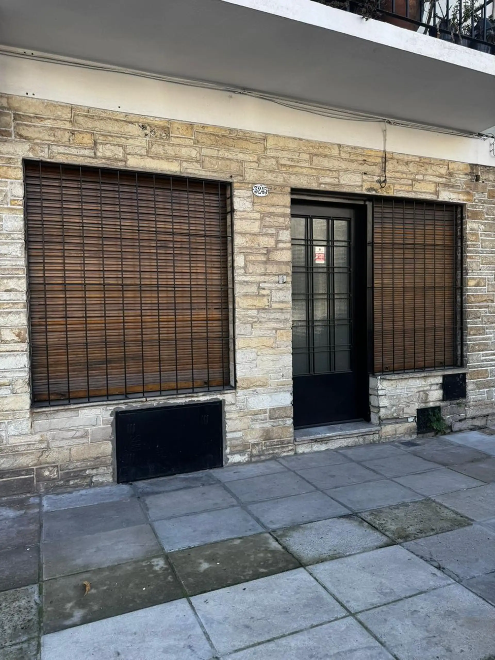 Apartamento de três ambientes com pátio em Coghlan