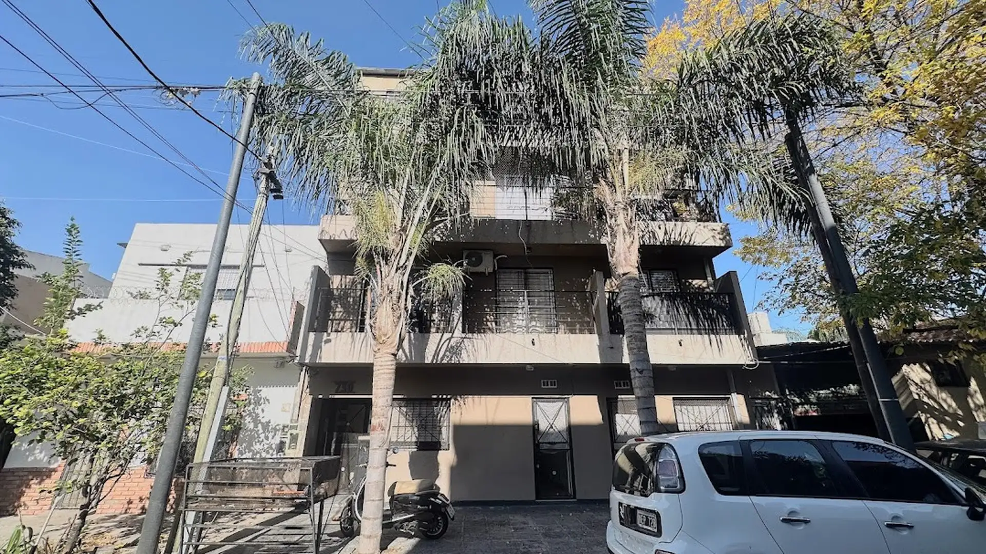 Departamento contrafrente de 2 ambientes con balcón en Lomas del Mirador