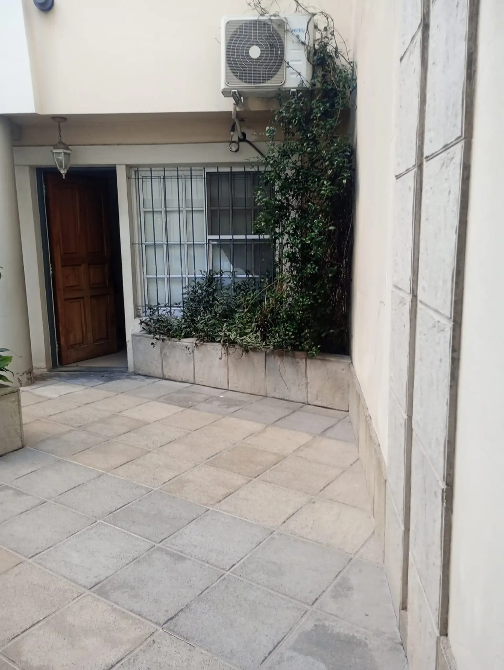 Two-bedroom duplex PH in Flores with patio and playroom