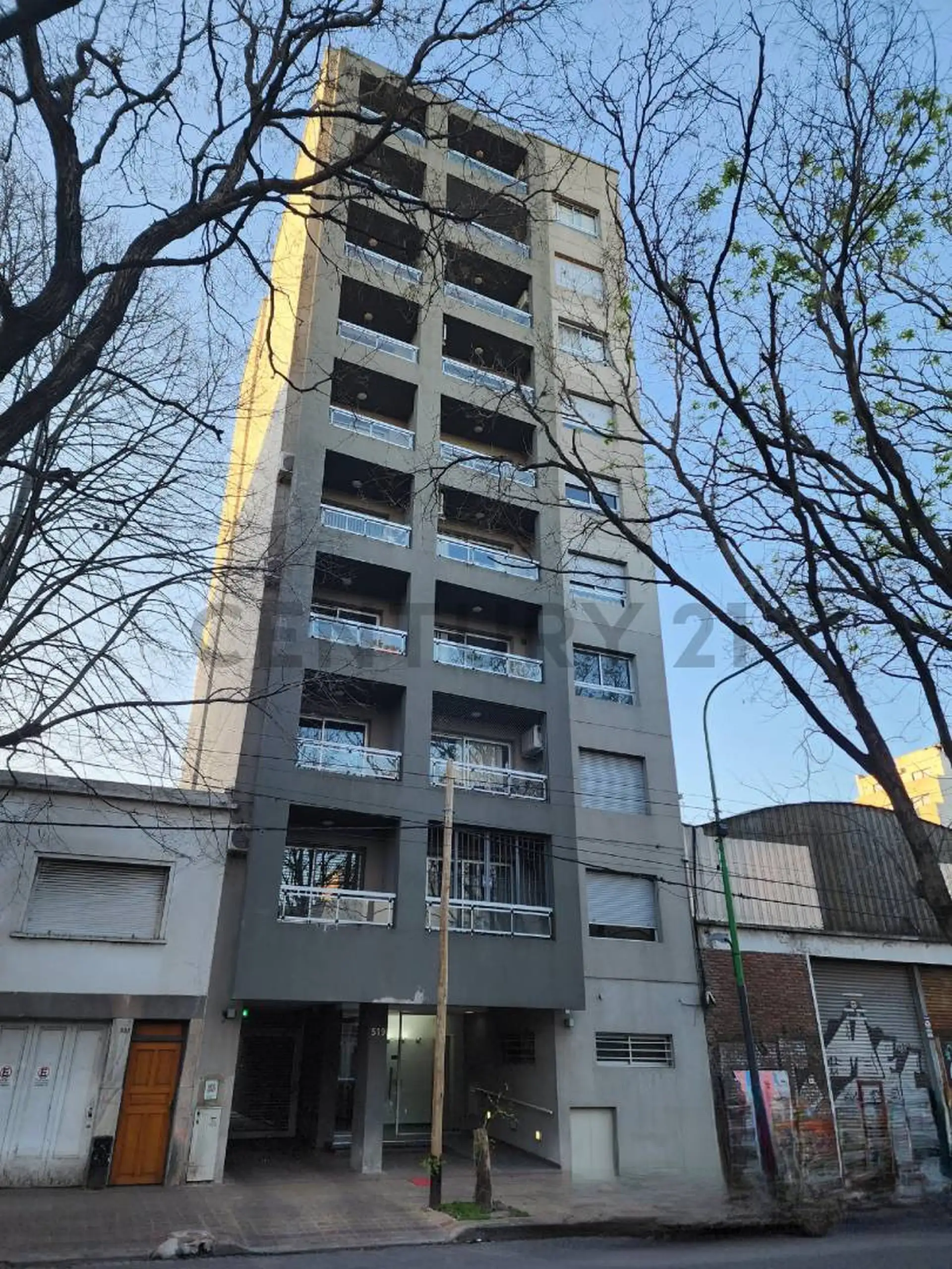 Departamento de 1 dormitorio en alquiler en La Plata con balcón al frente