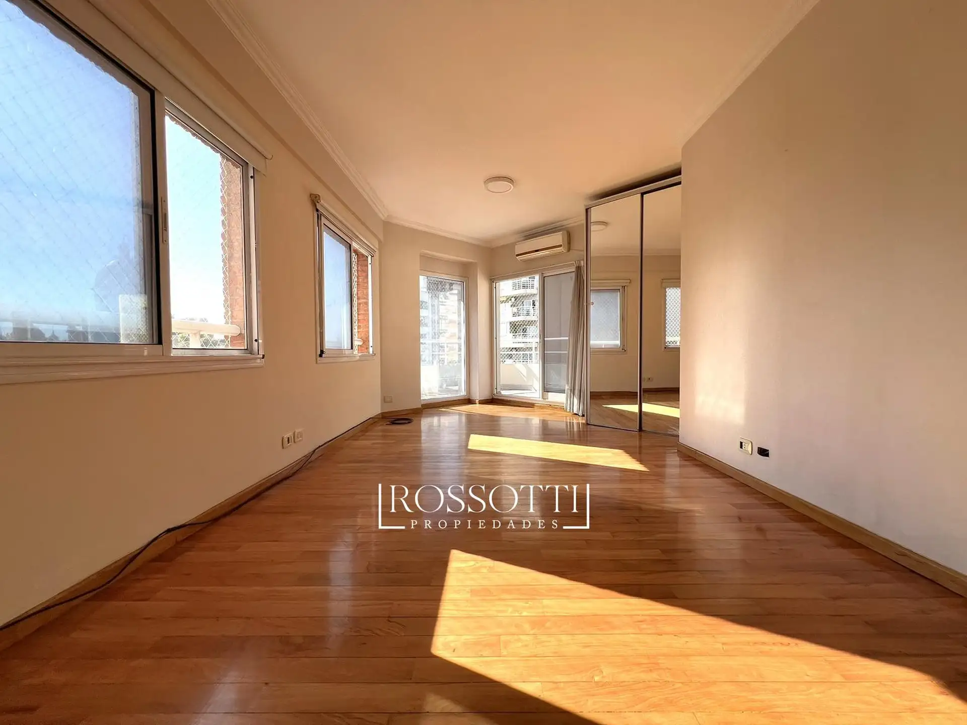 Apartamento de dois ambientes no fundos em Flores