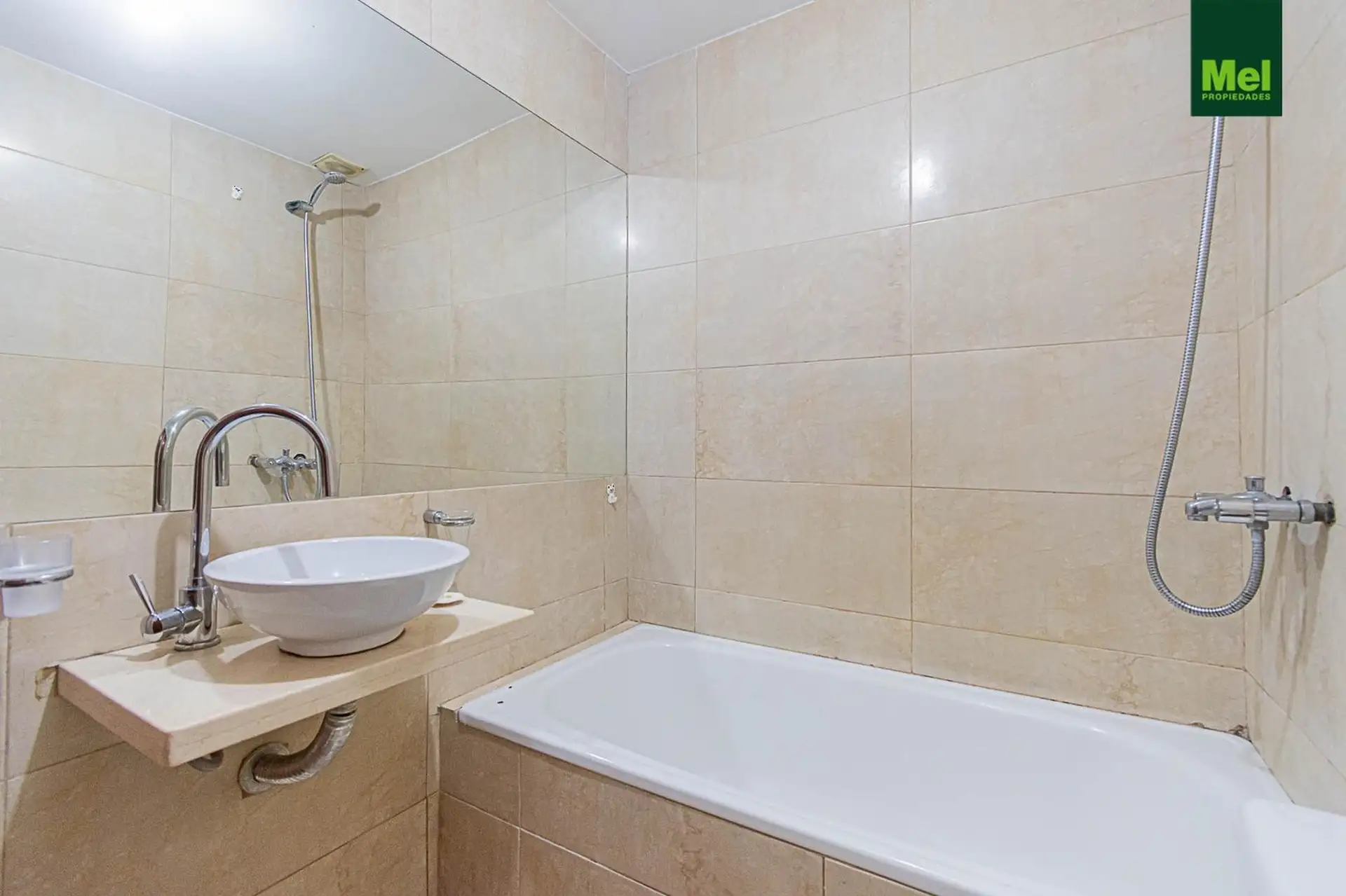 Kitnet com varanda-terraço em Recoleta