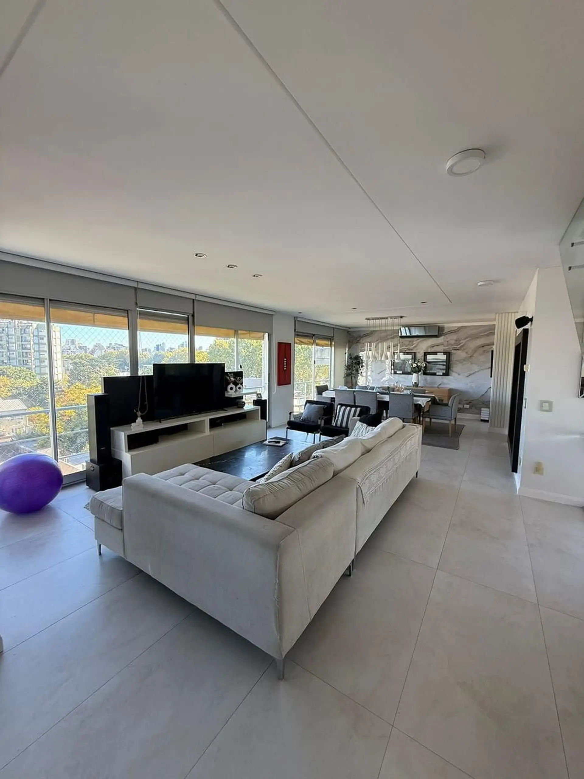 Apartamento duplex com 3 dormitórios em Núñez