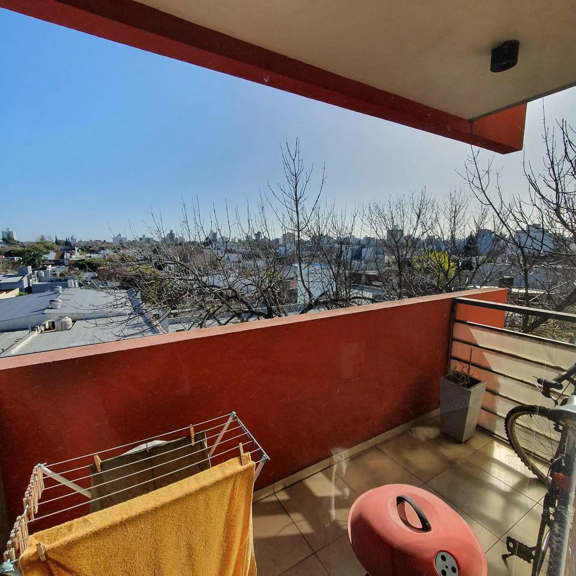 Departamento de 2 ambientes con ventilación cruzada en La Plata