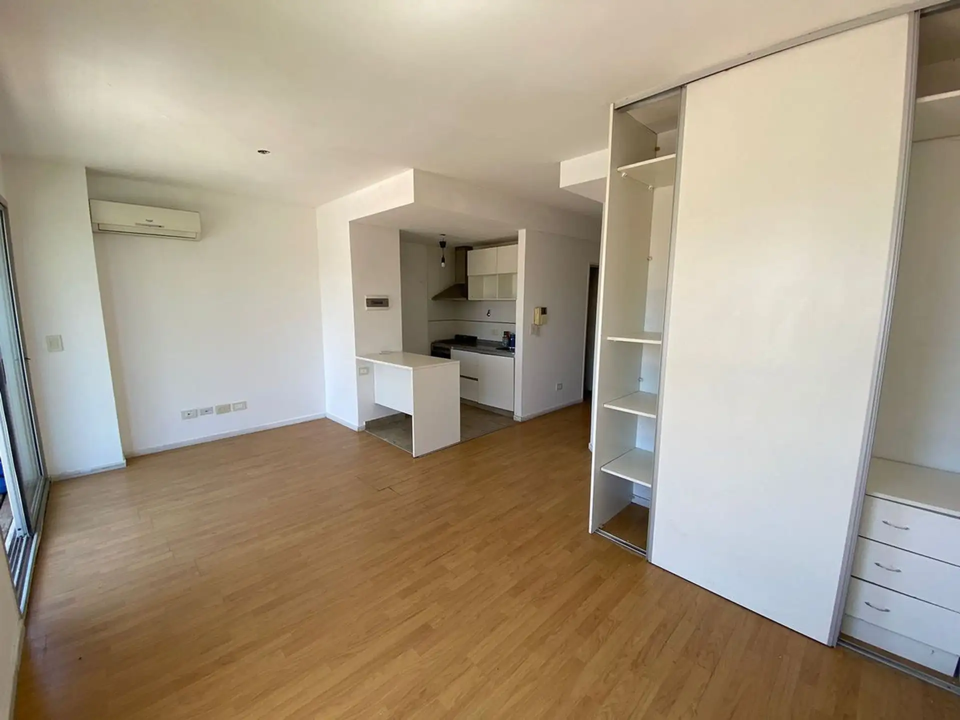 Departamento monoambiente con balcón al frente en Tres de Febrero