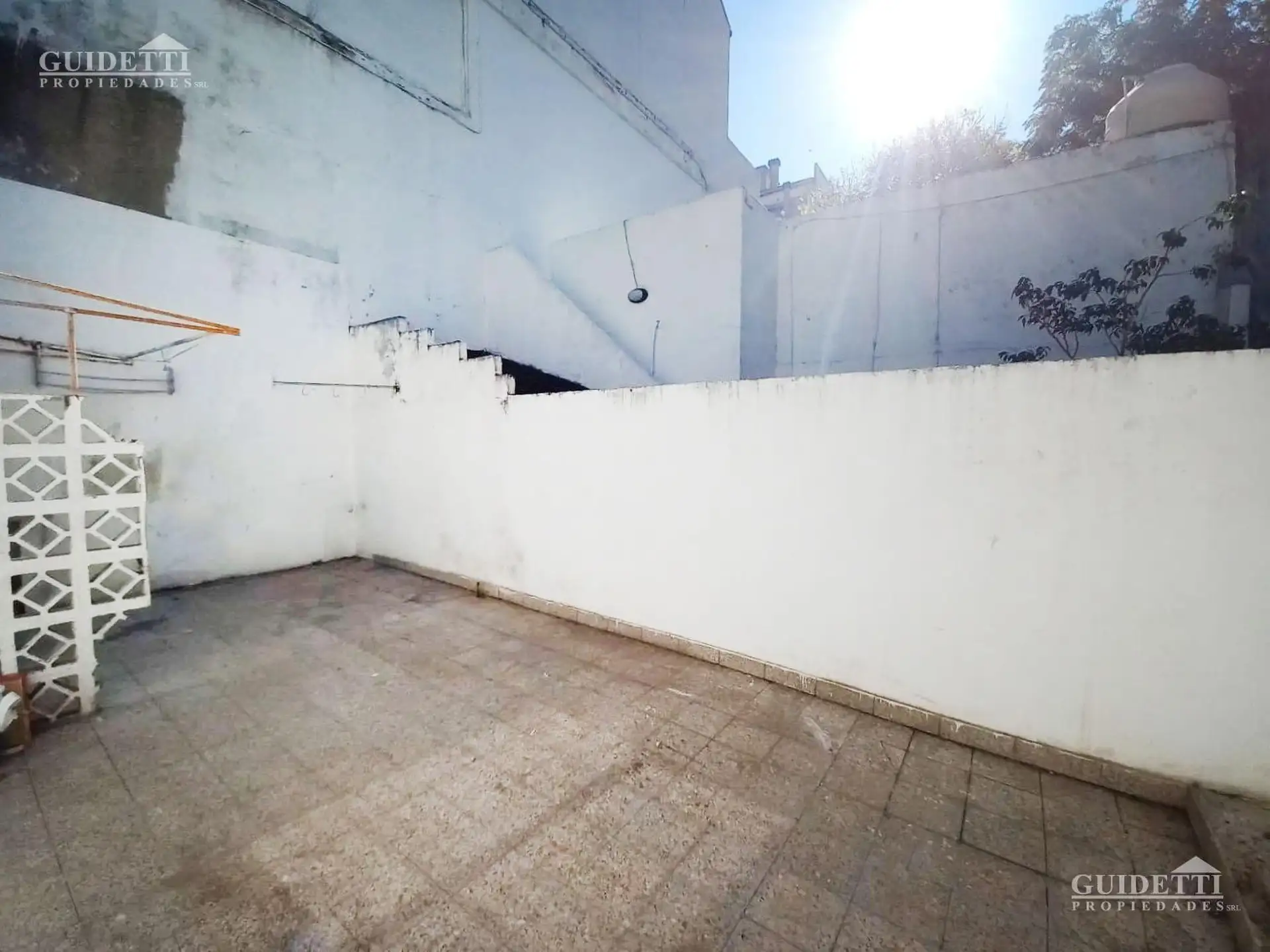 PH de três ambientes com pátio e 2 dormitórios em Coghlan