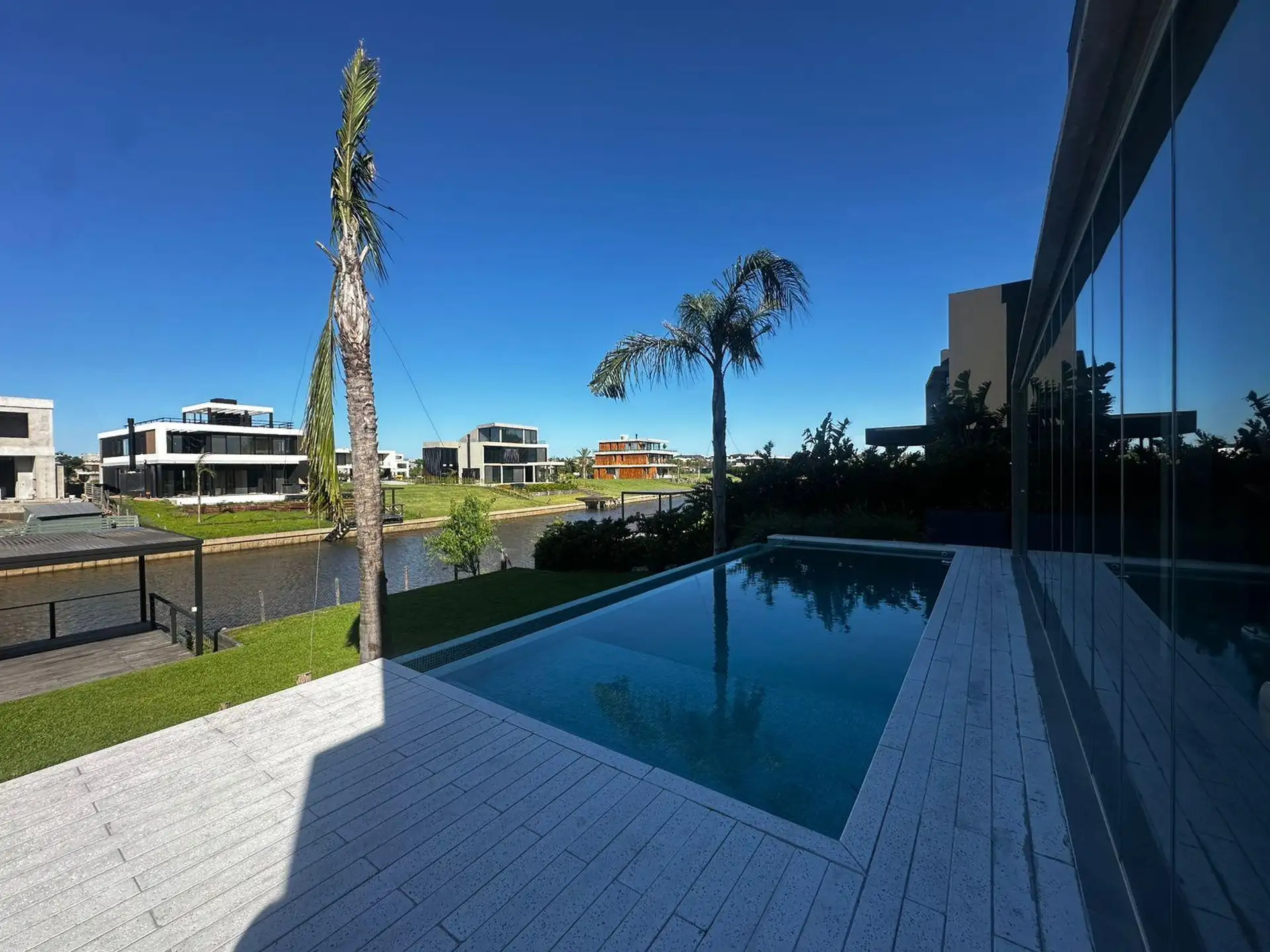 Four-bedroom house by the river in Nordelta (El Yacht)
